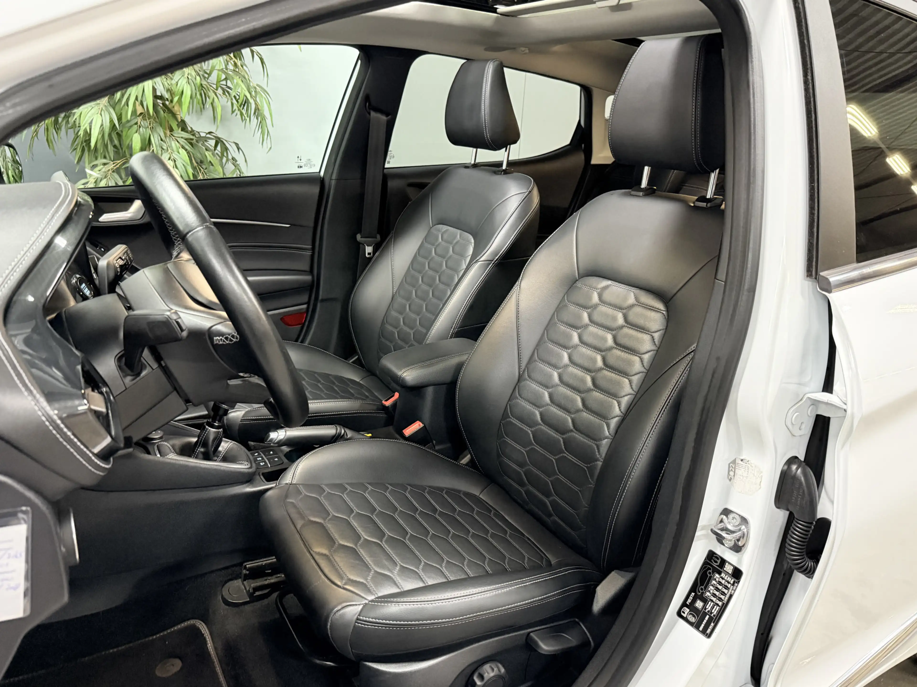 Ford Fiesta 1.0 EcoBoost Hybrid Vignale // Pano // Vol Led — photo 15