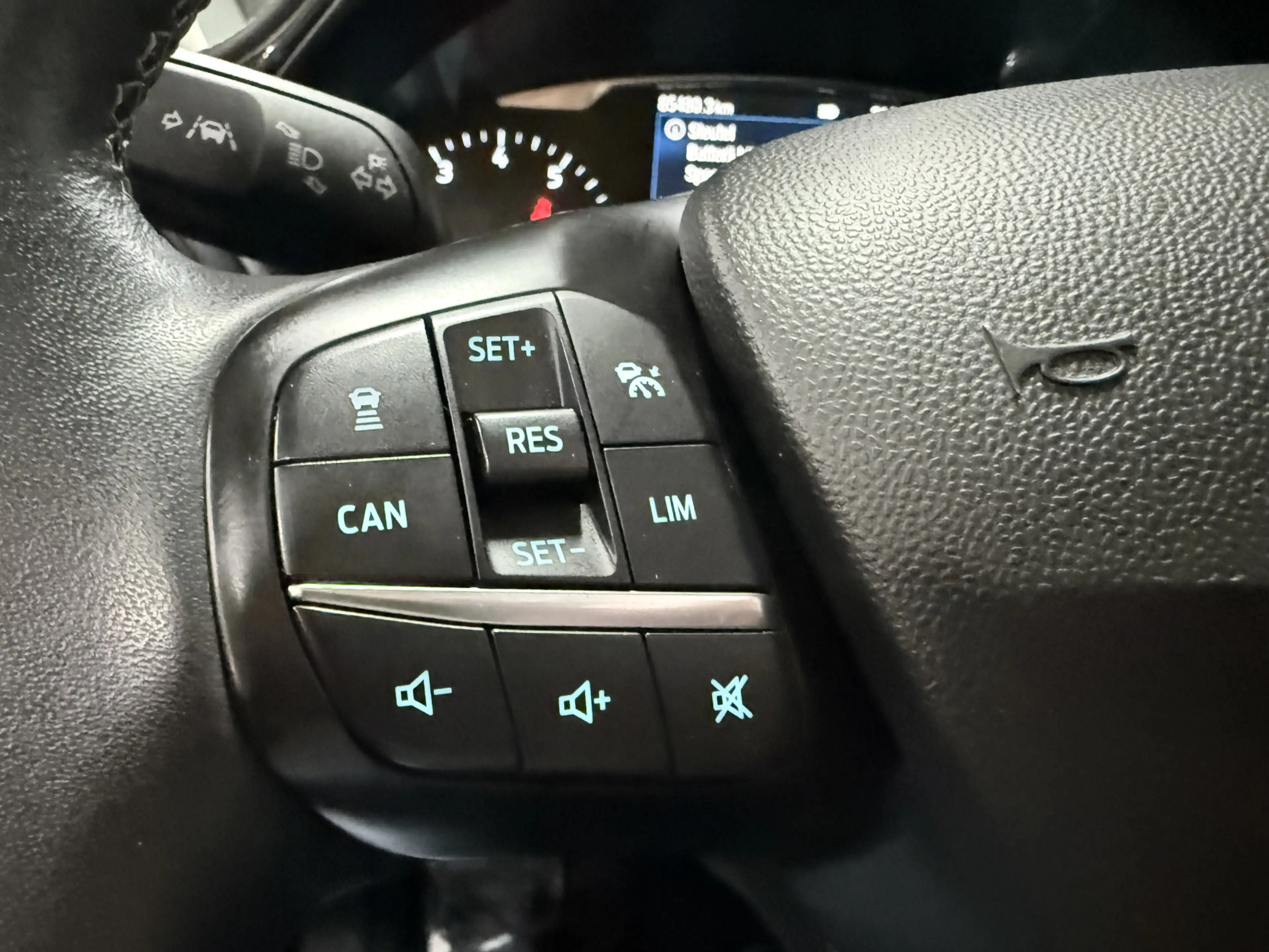 Ford Fiesta 1.0 EcoBoost Hybrid Vignale // Pano // Vol Led — photo 25