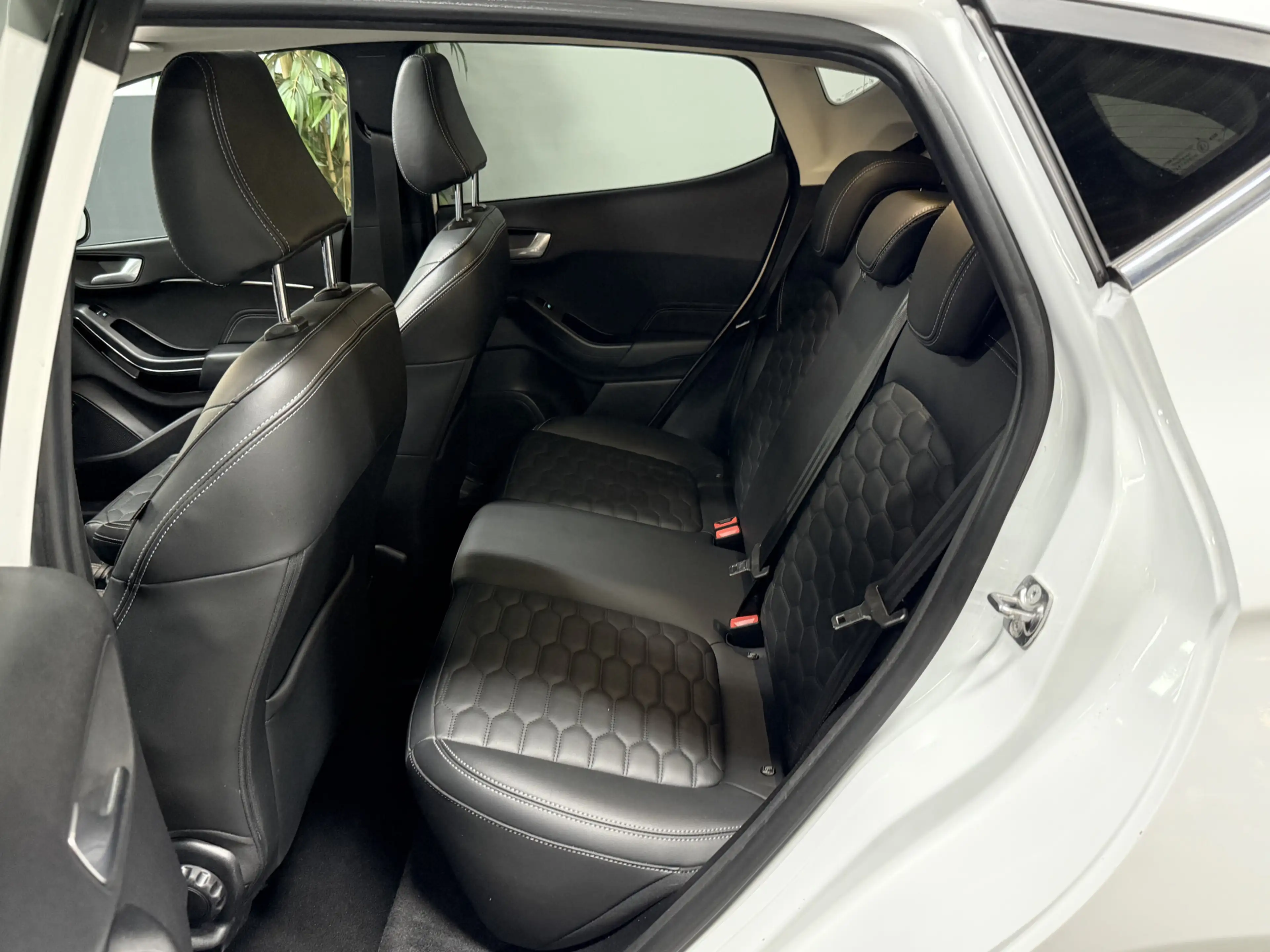 Ford Fiesta 1.0 EcoBoost Hybrid Vignale // Pano // Vol Led — photo 14