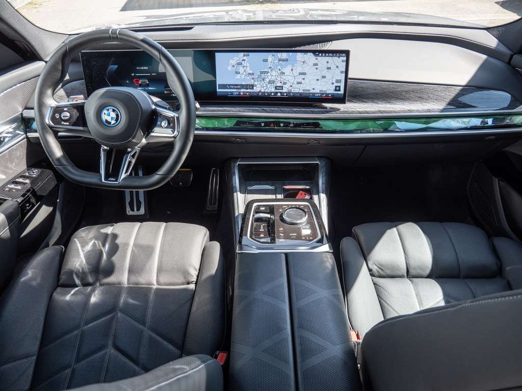 BMW i7