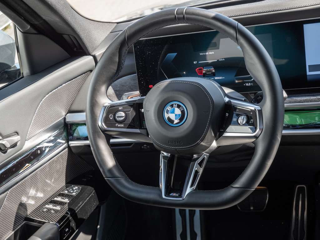 BMW i7