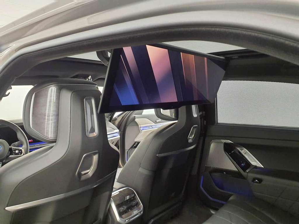 BMW i7