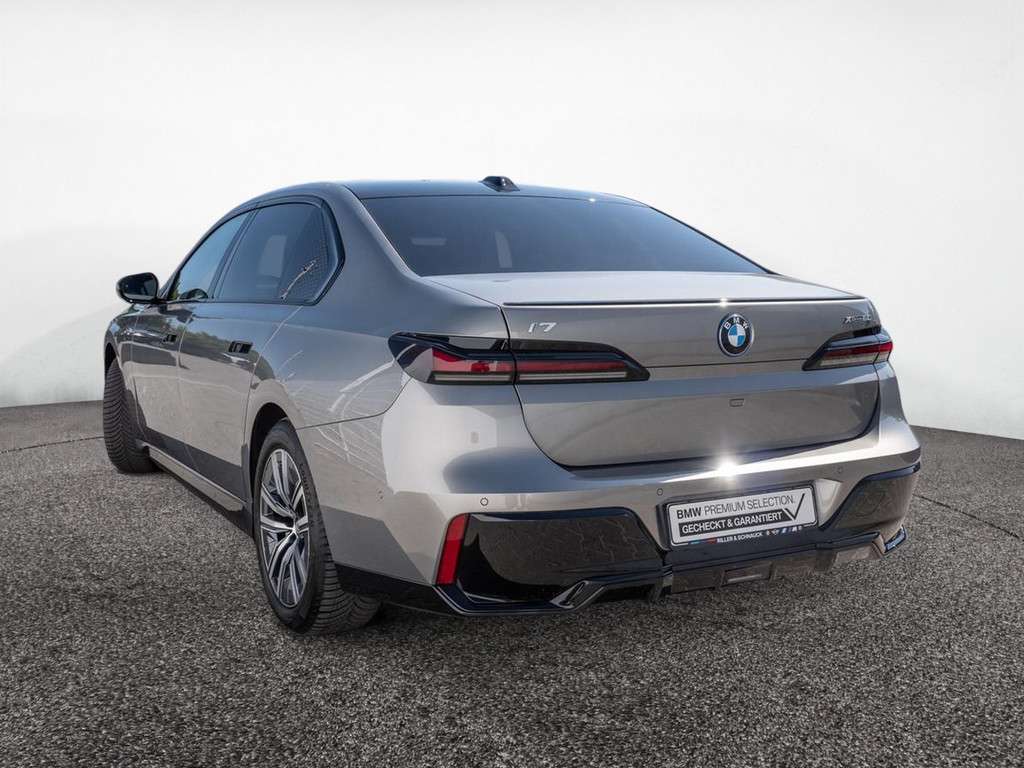 BMW i7