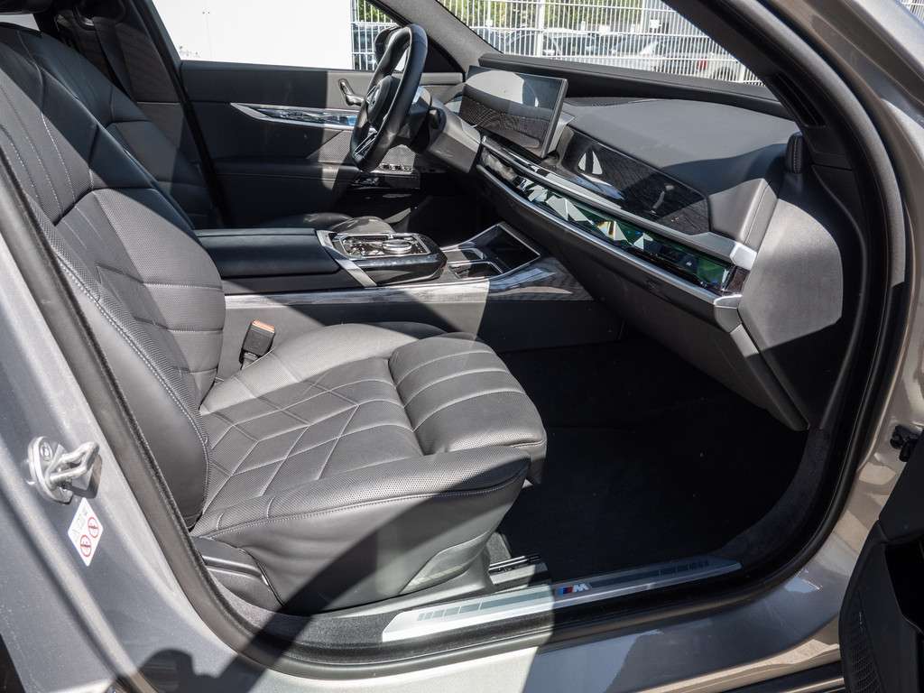 BMW i7