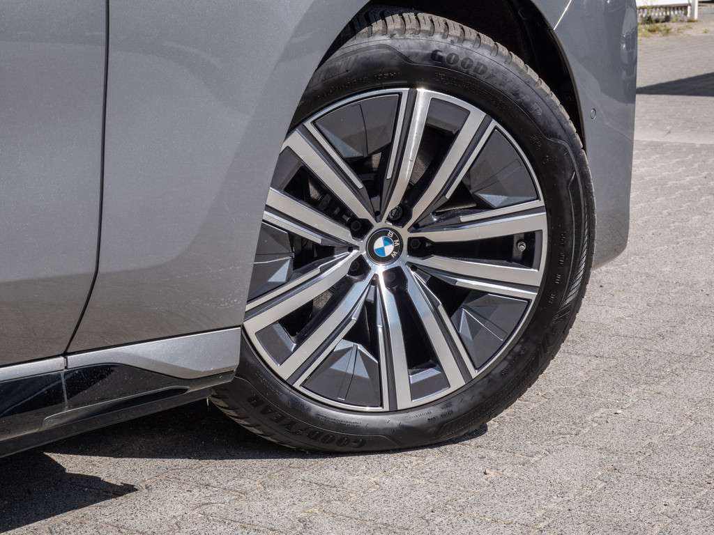 BMW i7