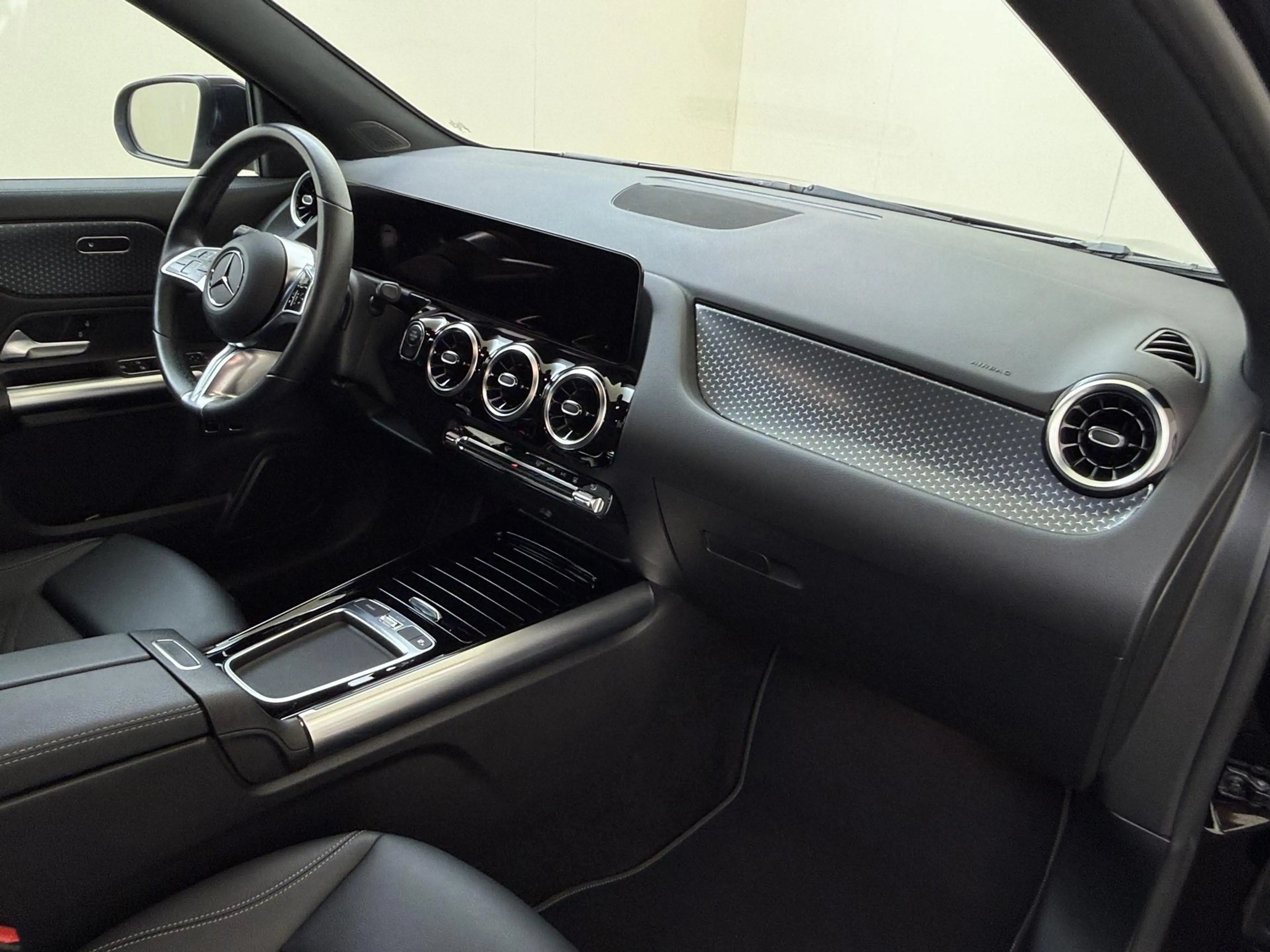 Mercedes-Benz GLA 250 e Luxury Line / Winter Pack/ Carplay — photo 5