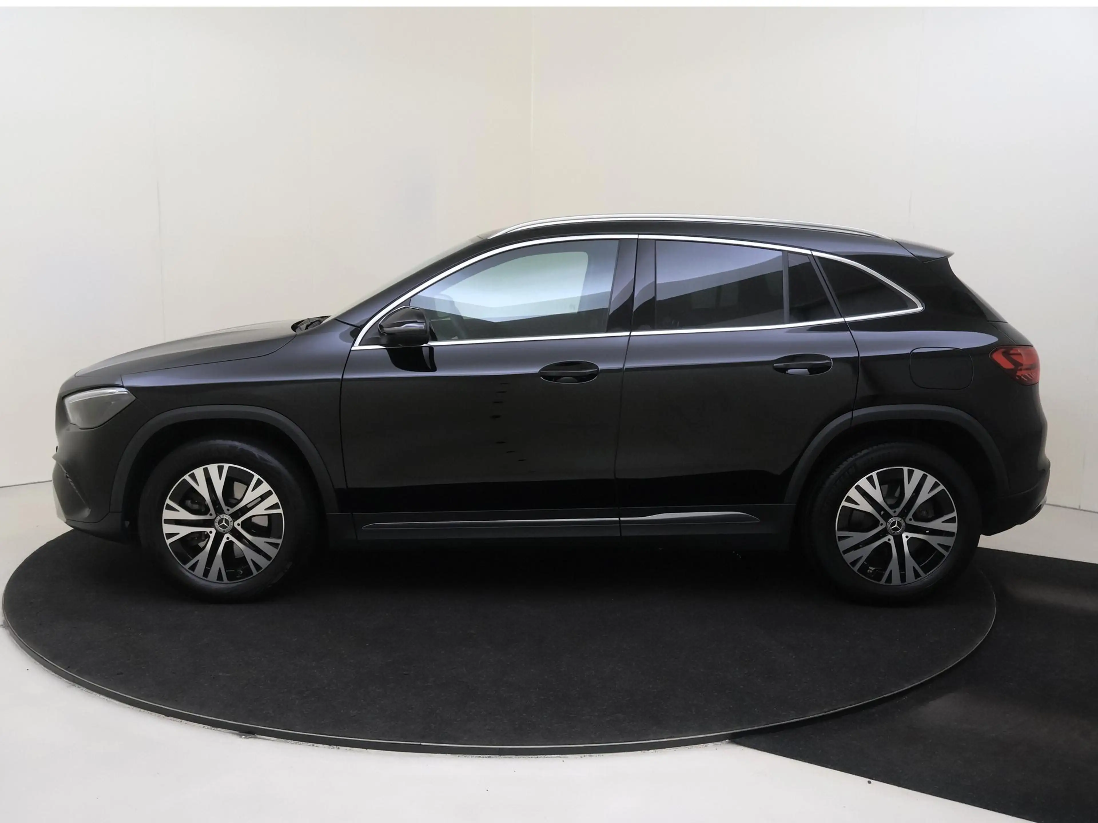 Mercedes-Benz GLA 250 e Luxury Line / Winter Pack/ Carplay — photo 8