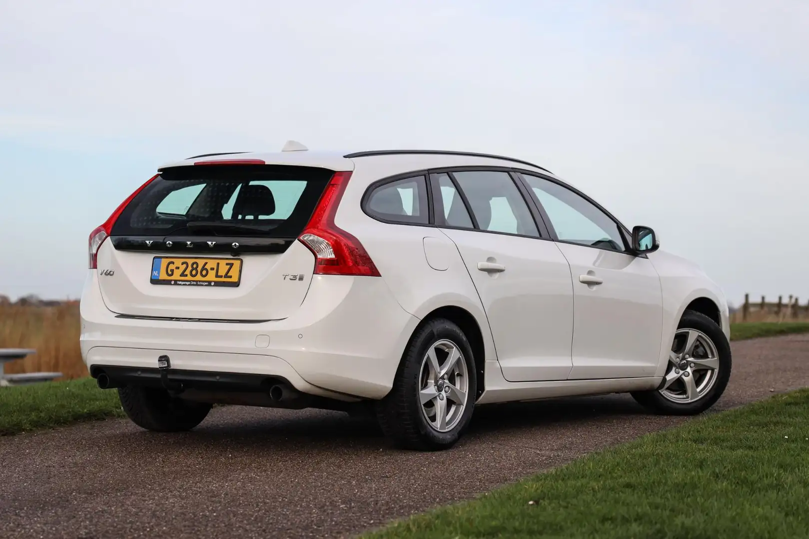 Volvo V60 1.5 T3 152 PK Aut6 ✅ Stuurverwarming ✅ Trekhaak ✅ Weiß - 2