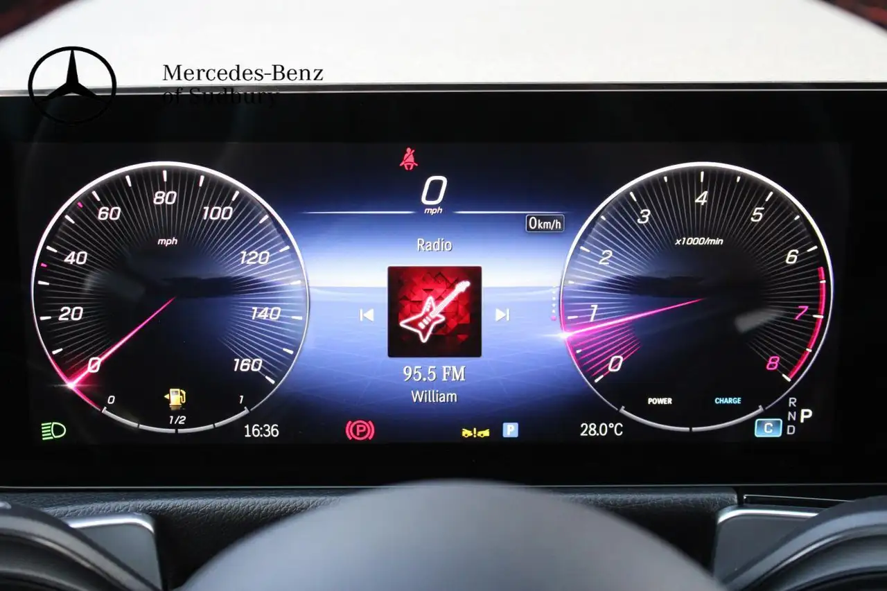 Mercedes-Benz GLB снимка Mercedes-Benz GLB