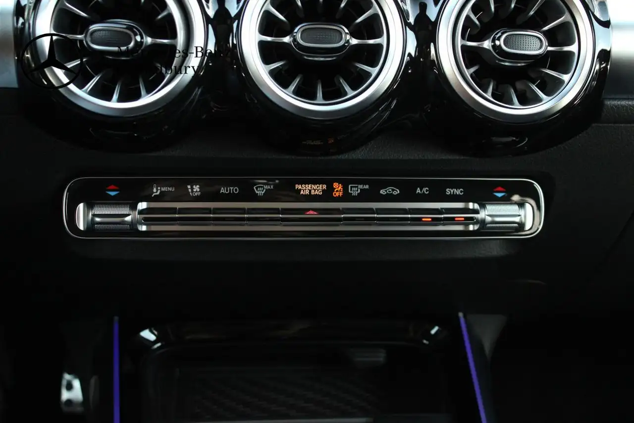 Mercedes-Benz GLB снимка Mercedes-Benz GLB