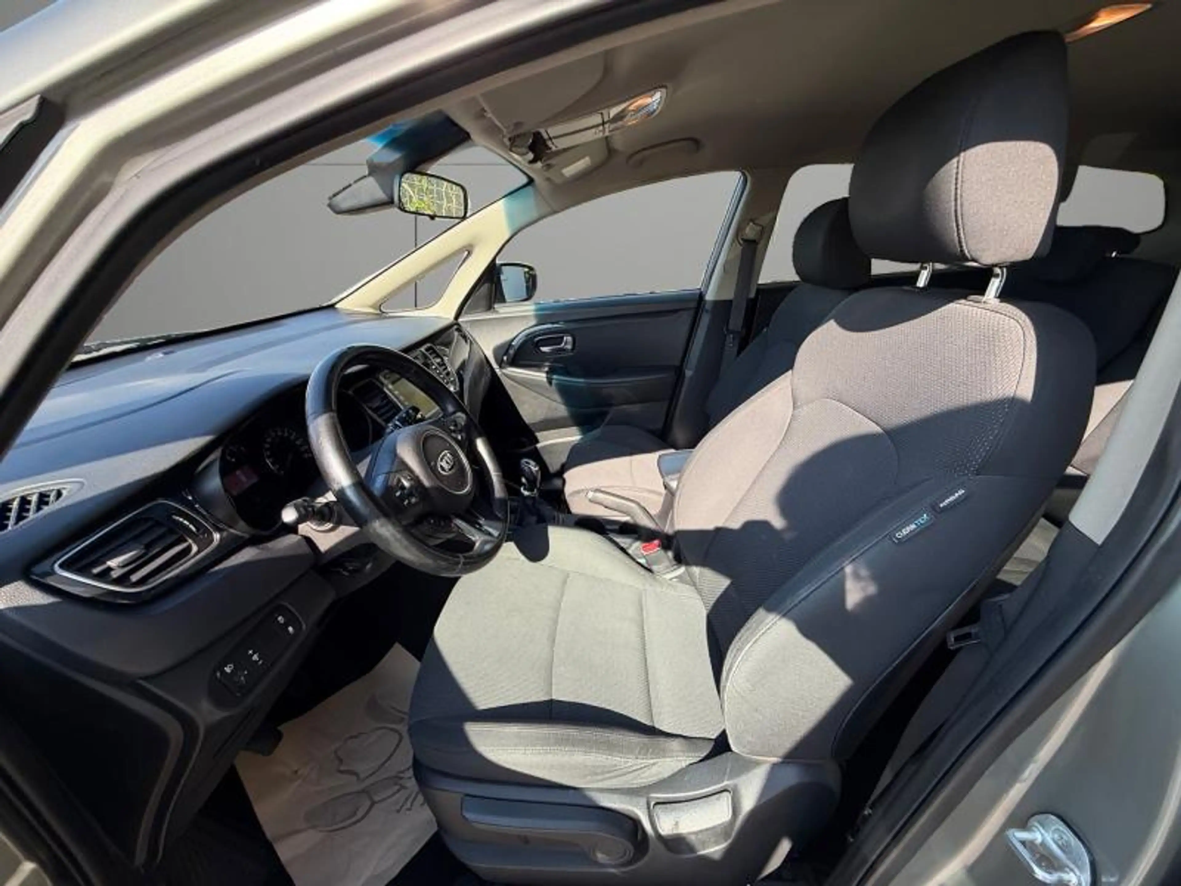 Kia Carens 7places 1.7CRDi 116cv Beige 03/16 Airco GPS USB — photo 9