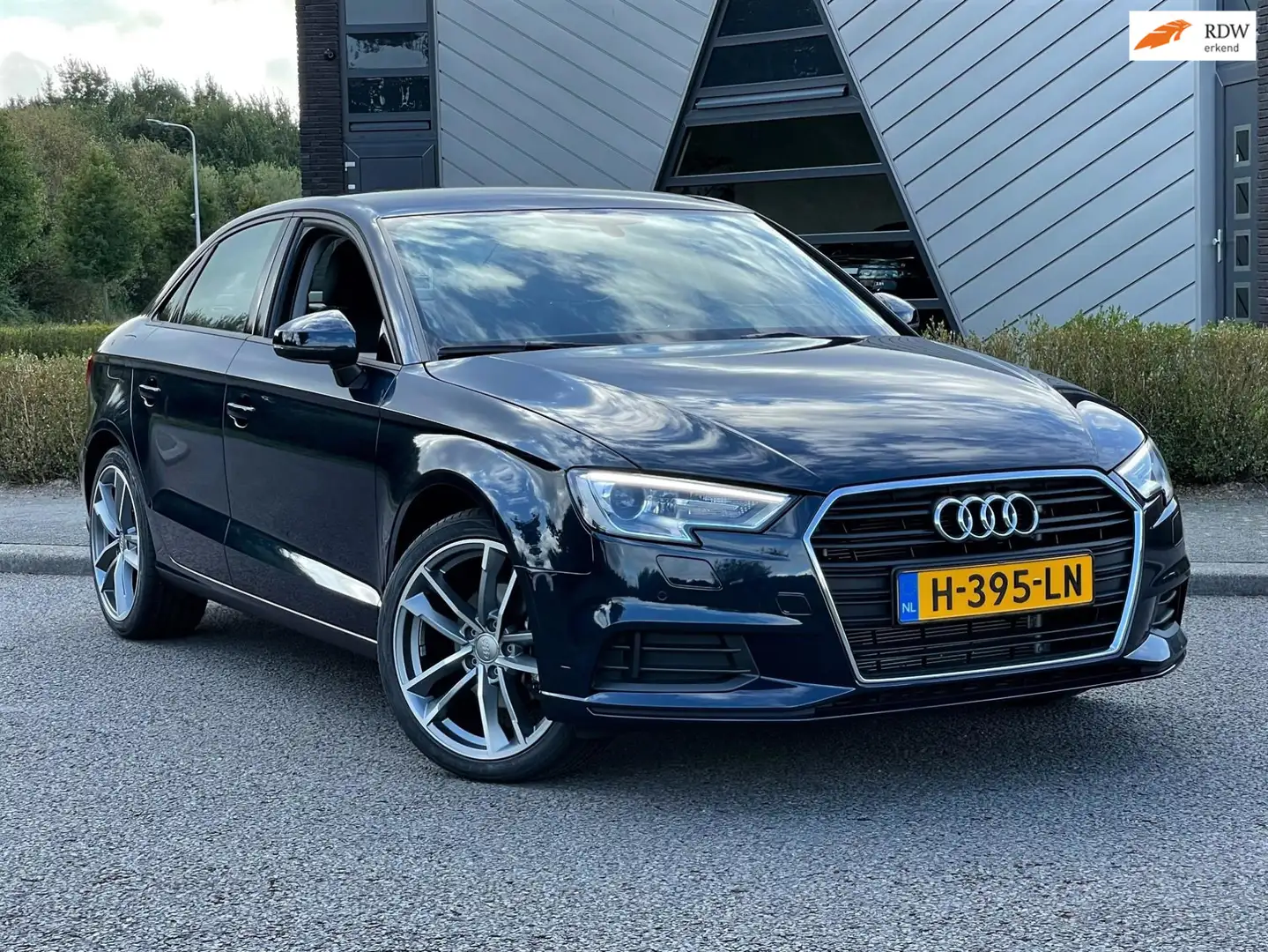 Audi A3 Limousine 1.0 TFSI Design | Navigatie | 18'' Licht Blauw - 1