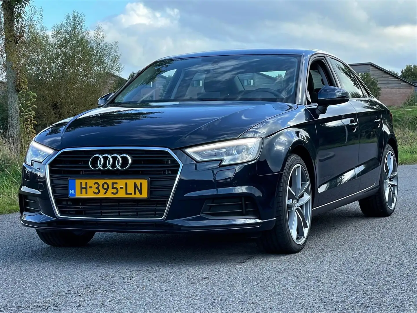 Audi A3 Limousine 1.0 TFSI Design | Navigatie | 18'' Licht Blauw - 2