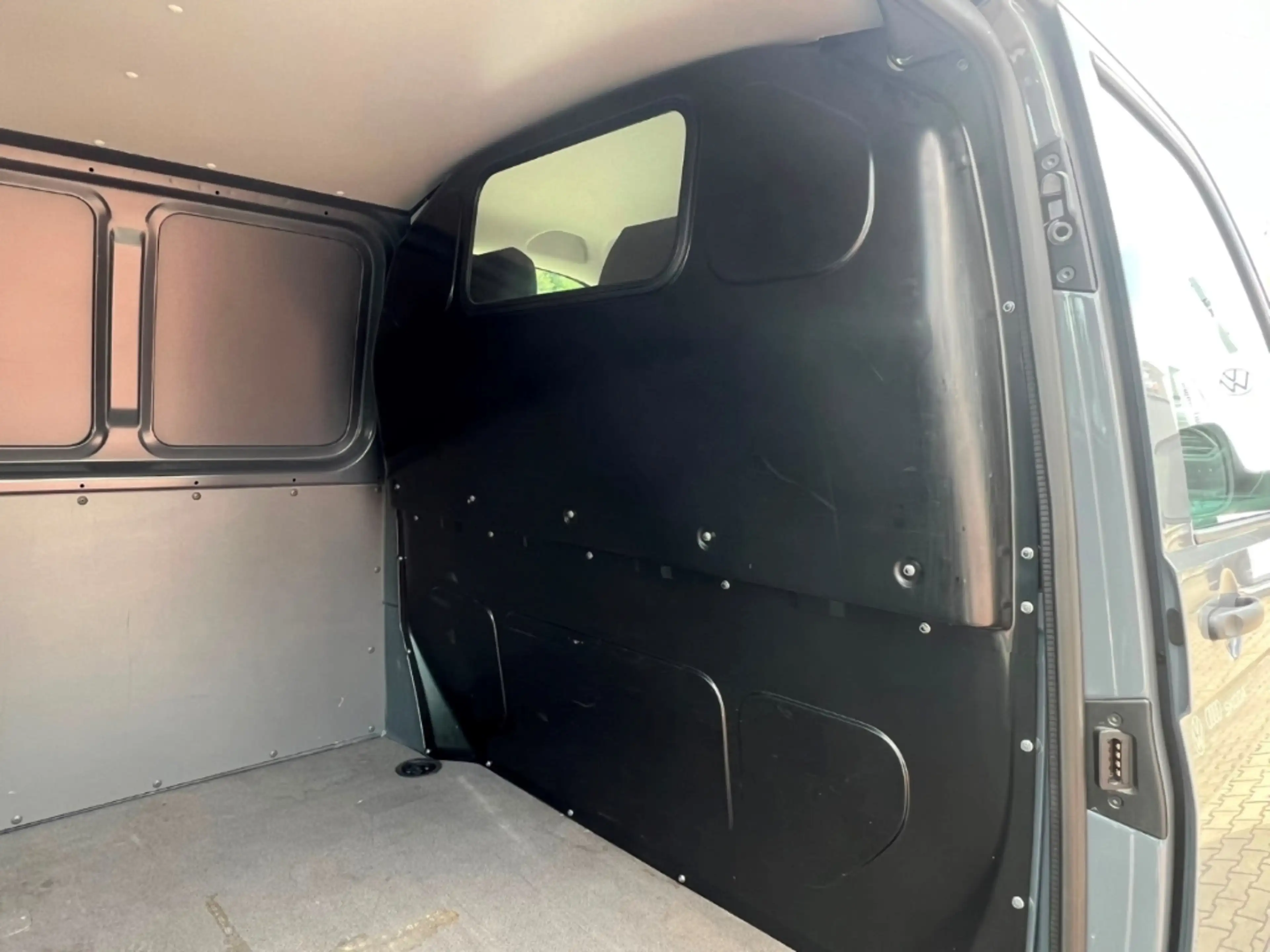 Volkswagen T6.1 Transporter 2.0TDI - KAMERA*AHK*KLIMA*APP!!! — photo 11