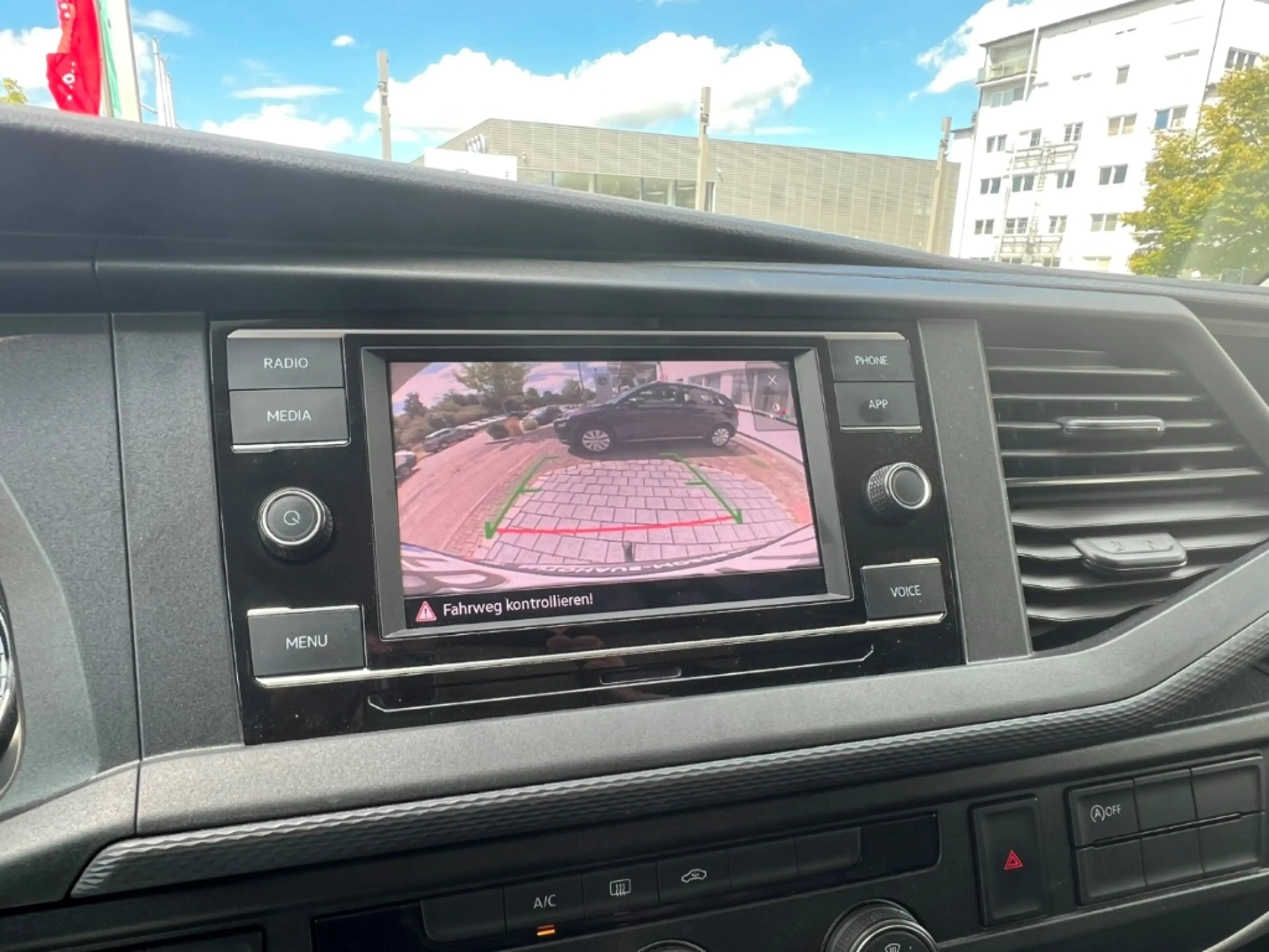 Volkswagen T6.1 Transporter 2.0TDI - KAMERA*AHK*KLIMA*APP!!! — photo 8