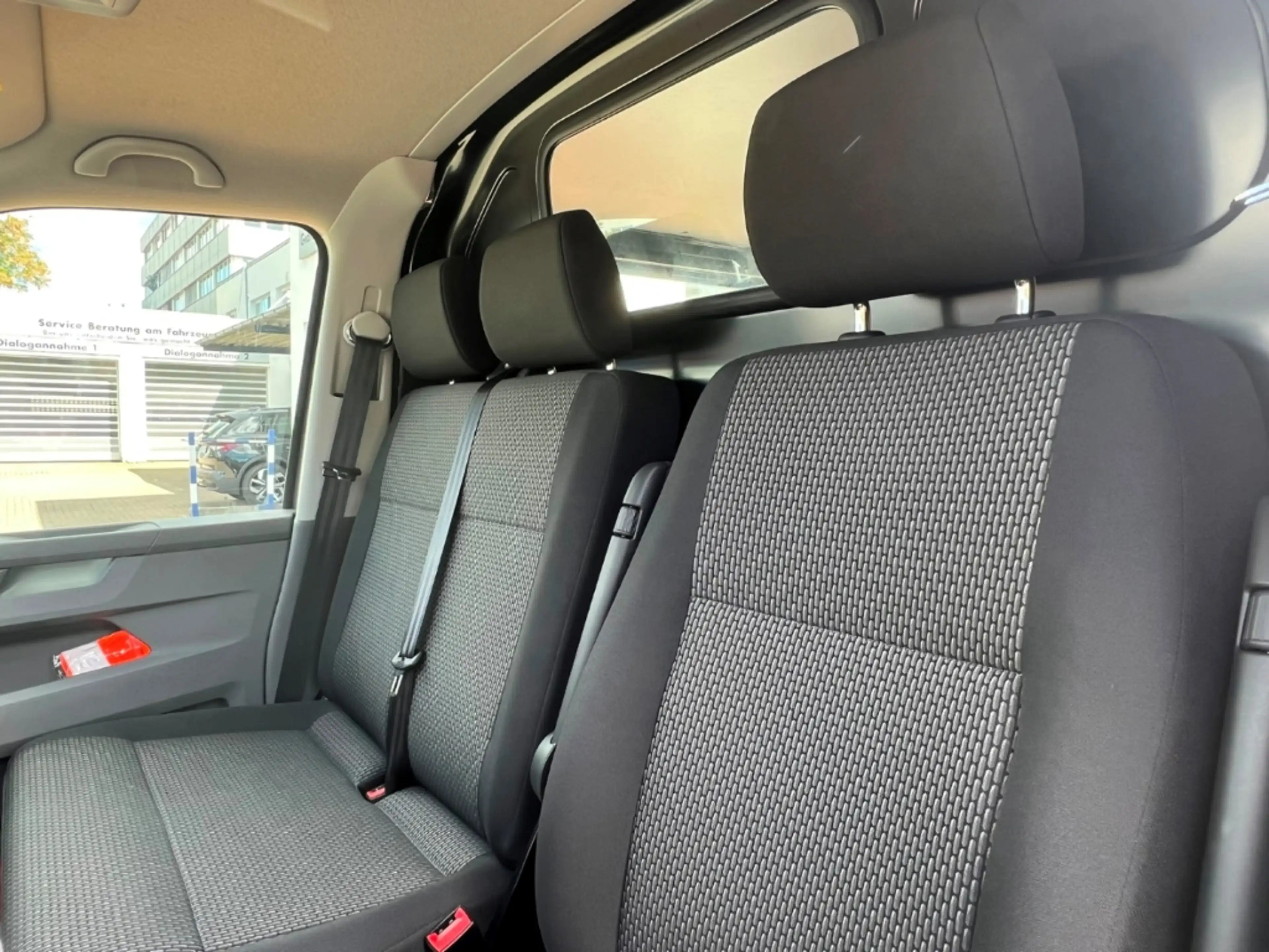 Volkswagen T6.1 Transporter 2.0TDI - KAMERA*AHK*KLIMA*APP!!! — photo 10