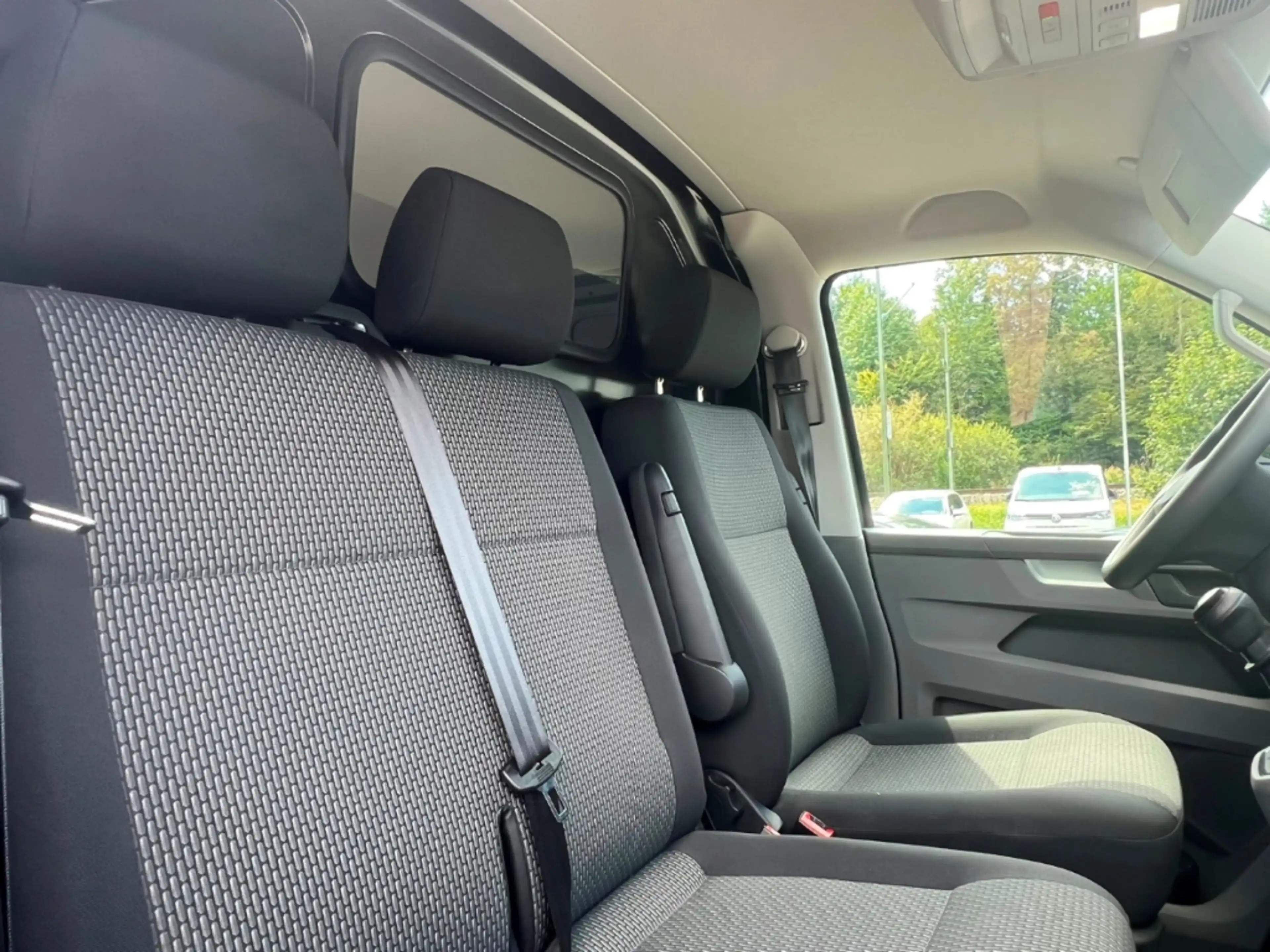 Volkswagen T6.1 Transporter 2.0TDI - KAMERA*AHK*KLIMA*APP!!! — photo 9