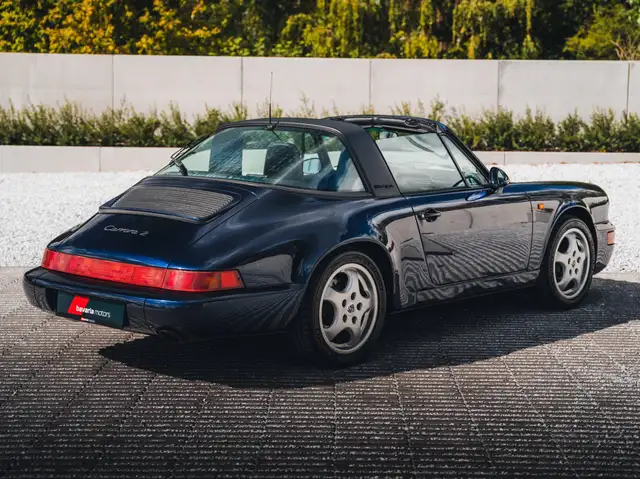 Porsche 911 view 7