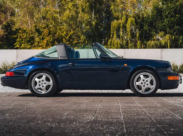 Porsche 911 view 6