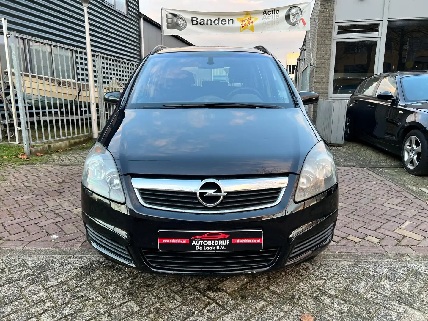 Opel Zafira 1.9 CDTi Executive Airco/Navi/ 7-Persoons Zwart - 2