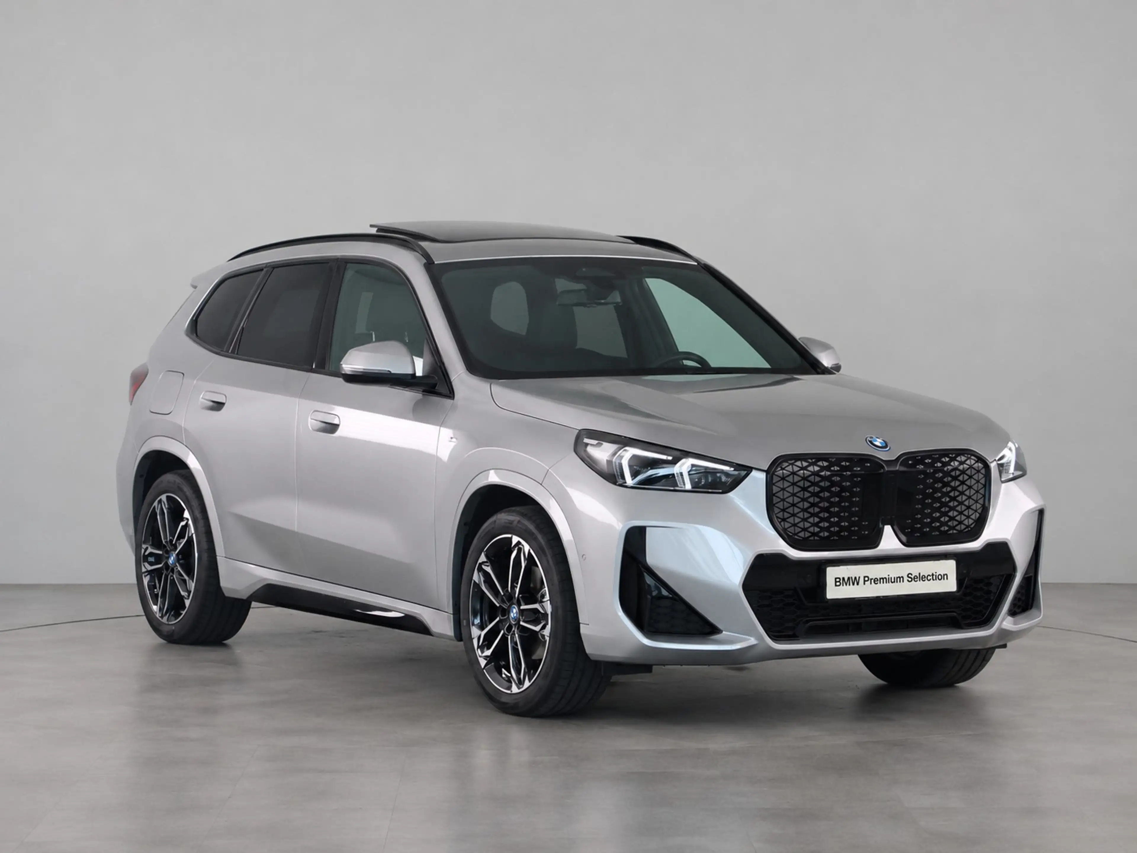 BMW iX1 eDrive20 M-Sport — photo 9