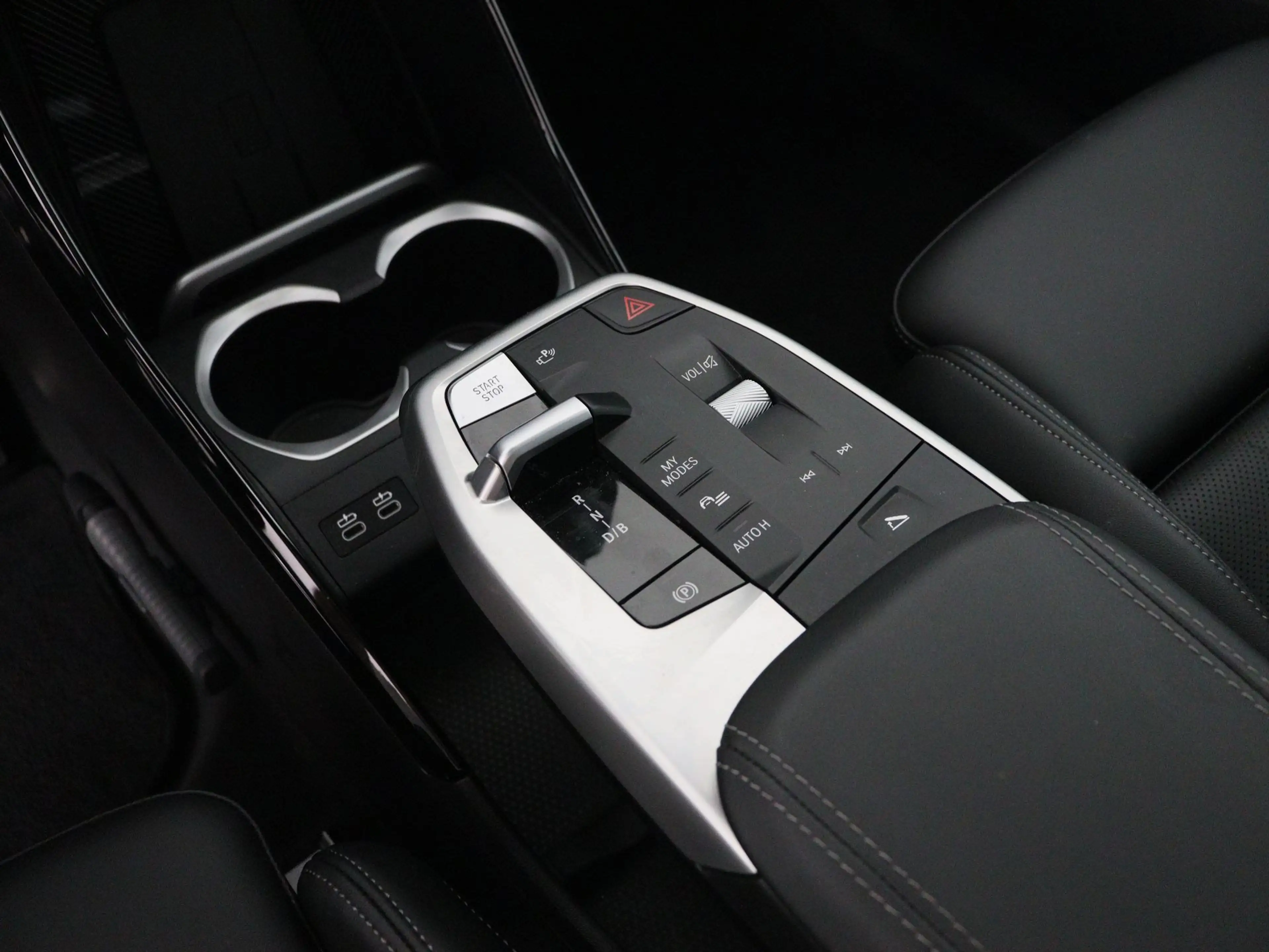BMW iX1 eDrive20 M-Sport — photo 3