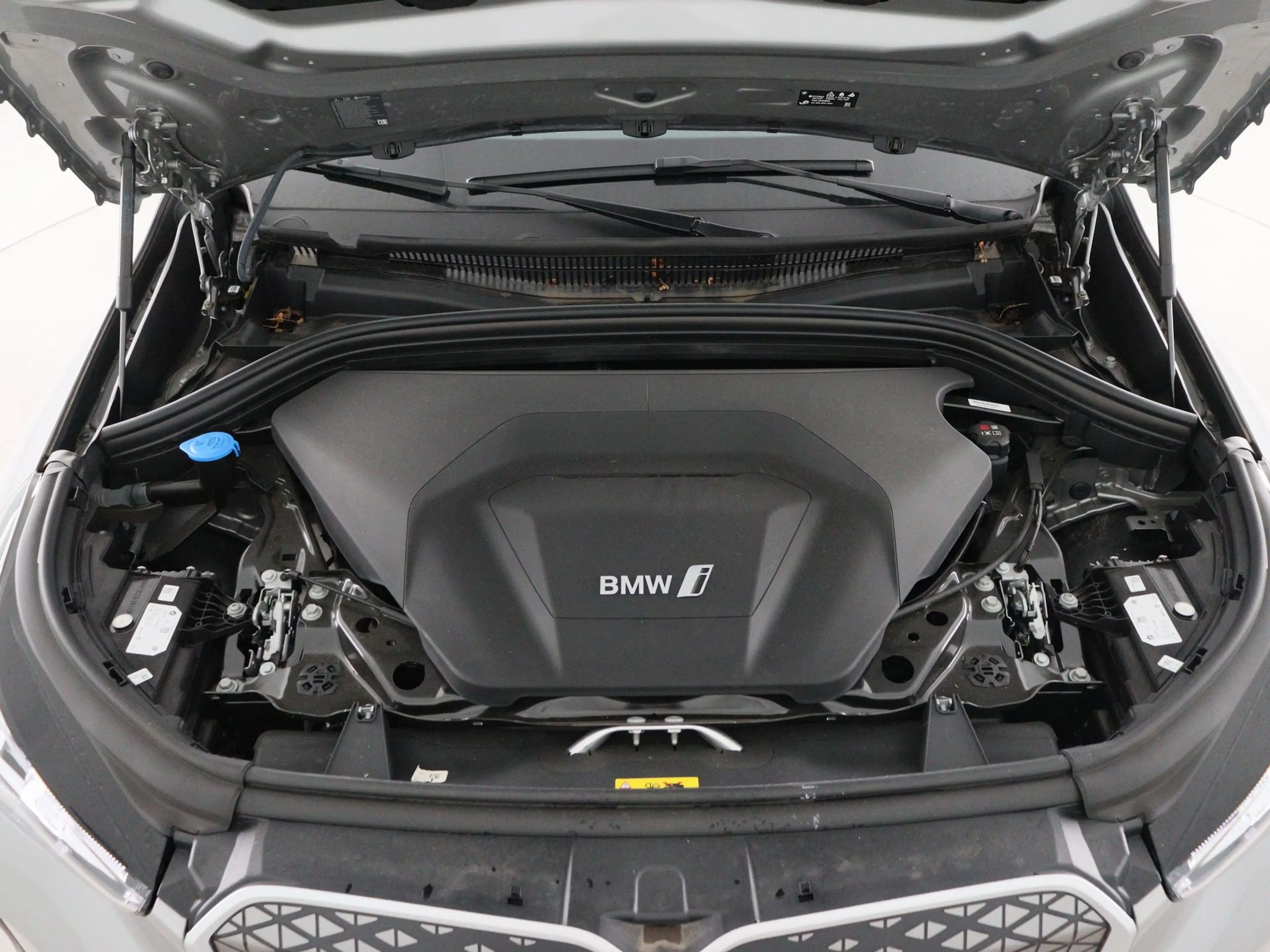 BMW iX1 eDrive20 M-Sport — photo 6