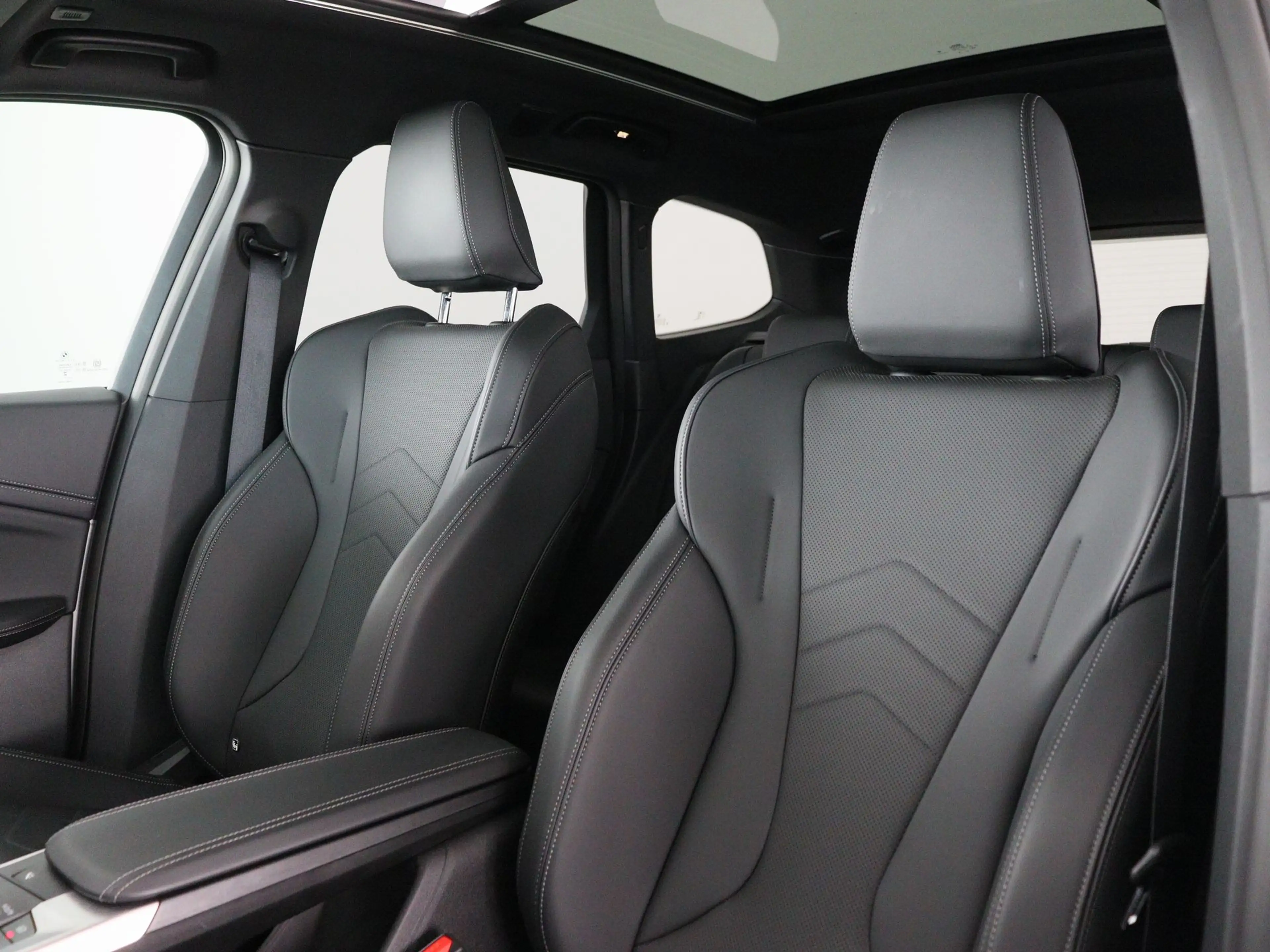 BMW iX1 eDrive20 M-Sport — photo 7
