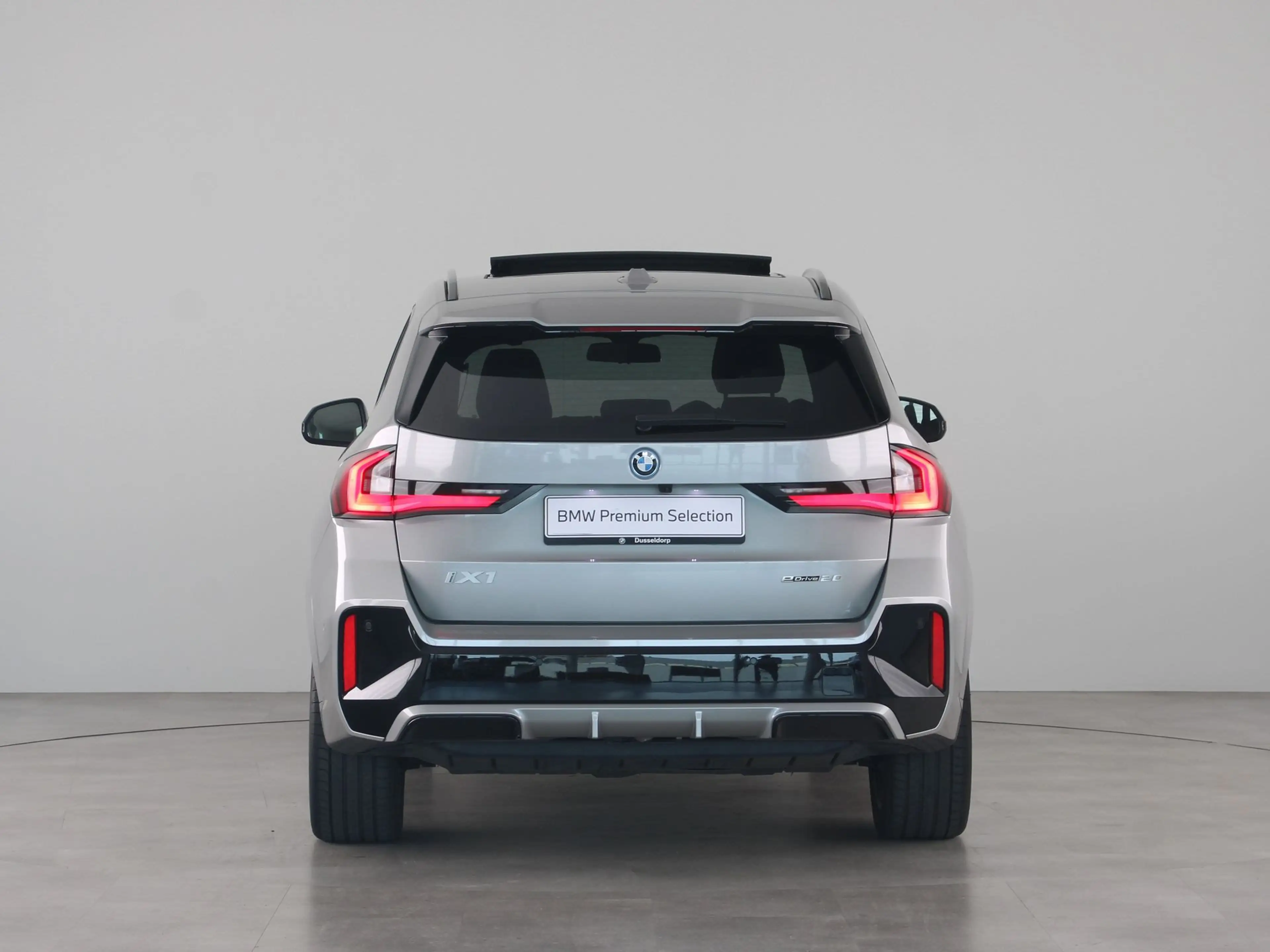 BMW iX1 eDrive20 M-Sport — photo 12