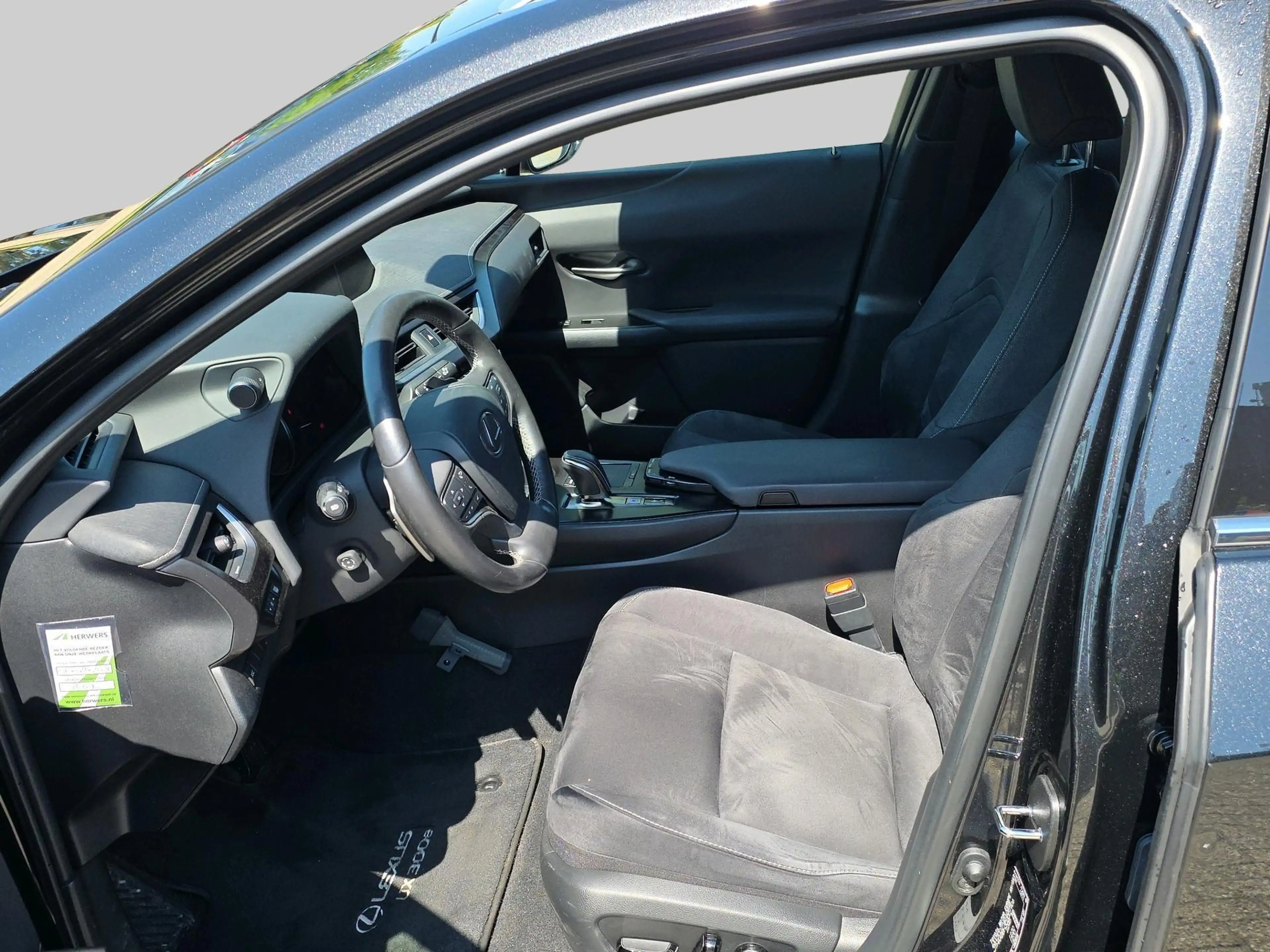 Lexus UX 300e Business 54 kWh — photo 12