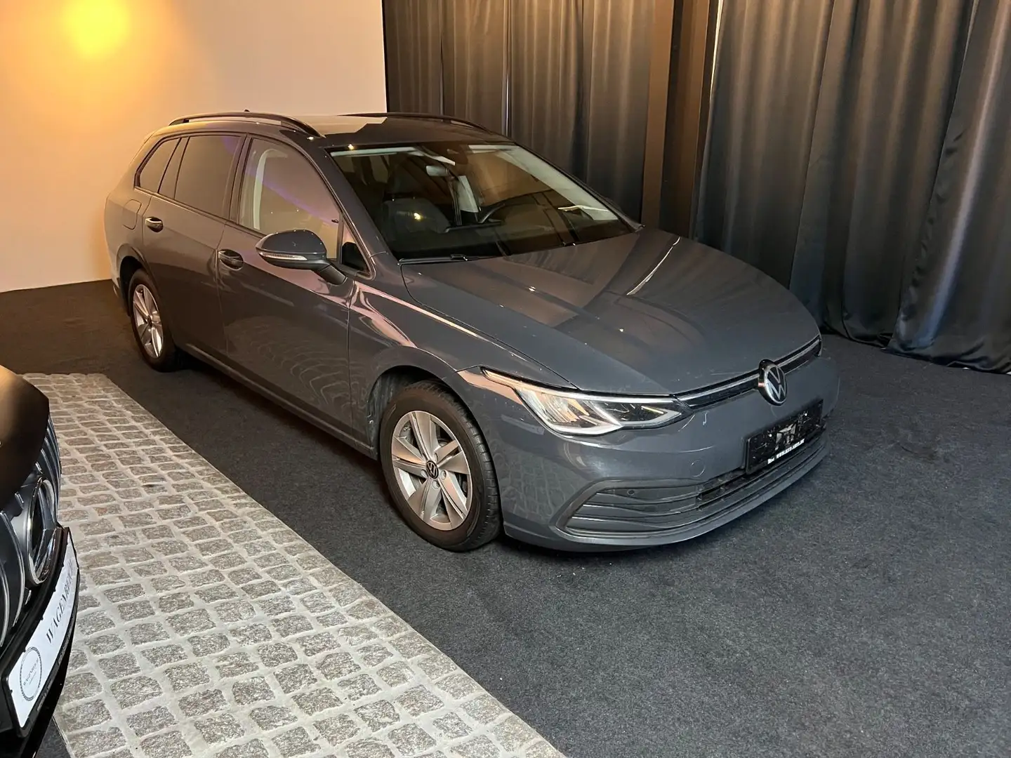 Volkswagen Golf VIII Variant Life  *Aut.* Sitzh.*Kamera* Grau - 1