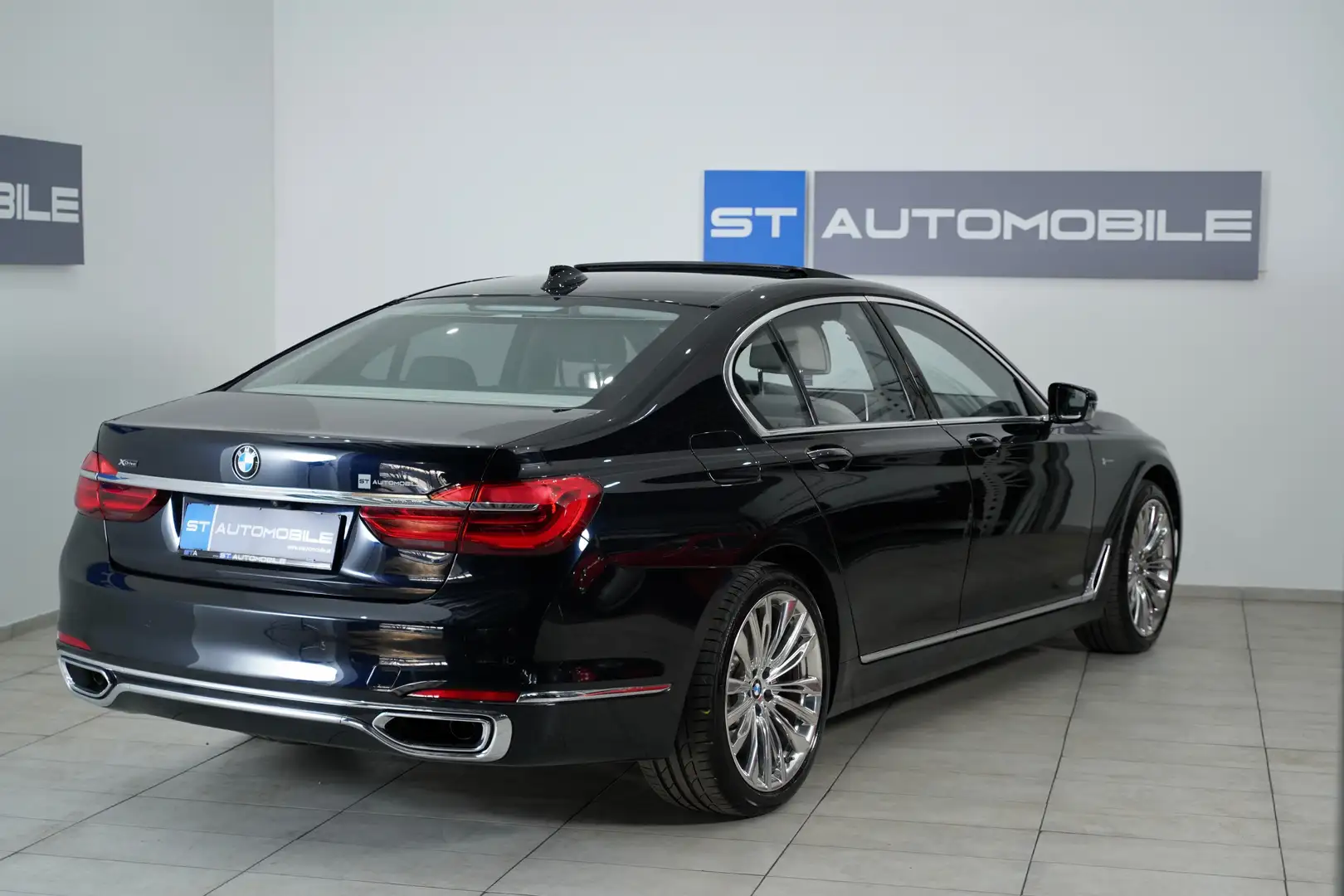 BMW 750 750 i xDrive // 1.BESITZ // INDIVIDUAL PAKET // Schwarz - 2