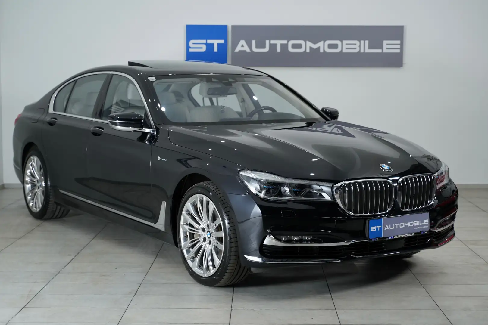 BMW 750 750 i xDrive // 1.BESITZ // INDIVIDUAL PAKET // Schwarz - 2