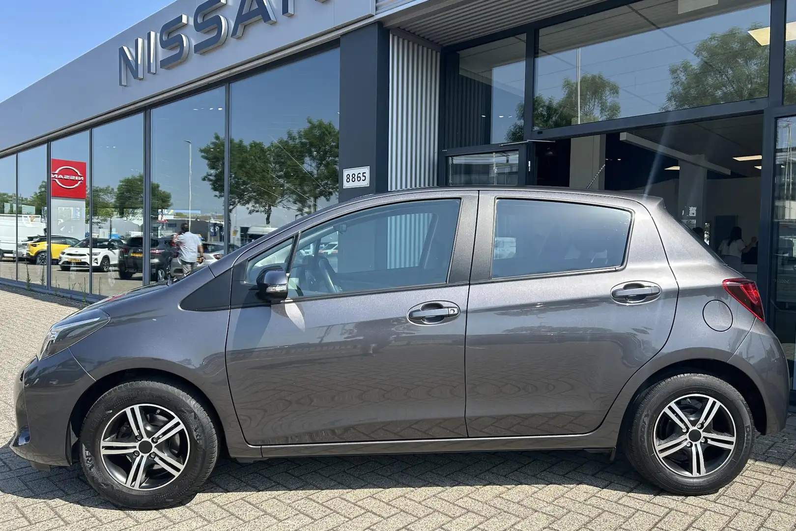 Toyota Yaris 1.0 VVT-i Trend Grijs - 2