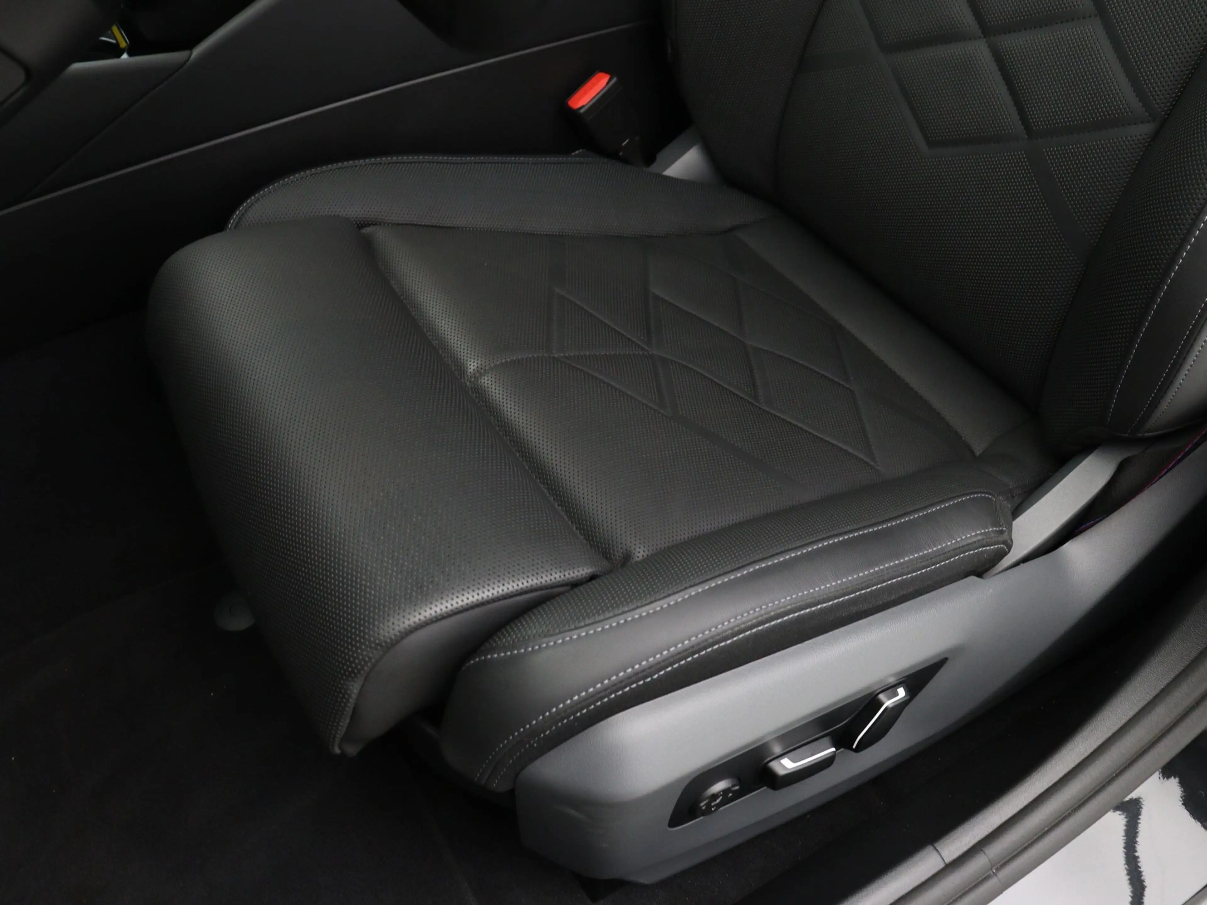 BMW i5 Touring M60 xDrive 84 kWh — photo 11