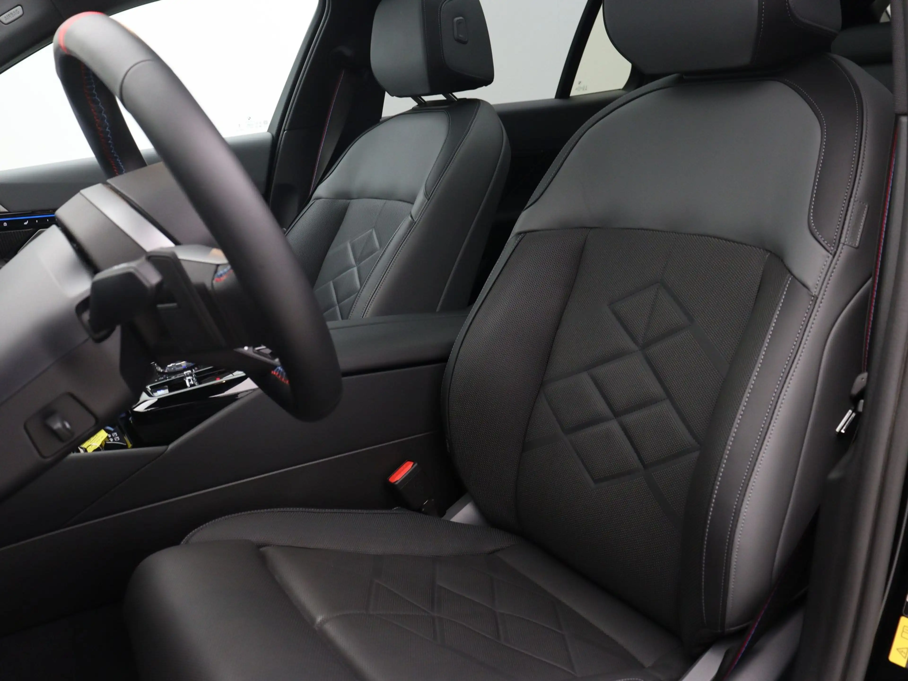 BMW i5 Touring M60 xDrive 84 kWh — photo 12