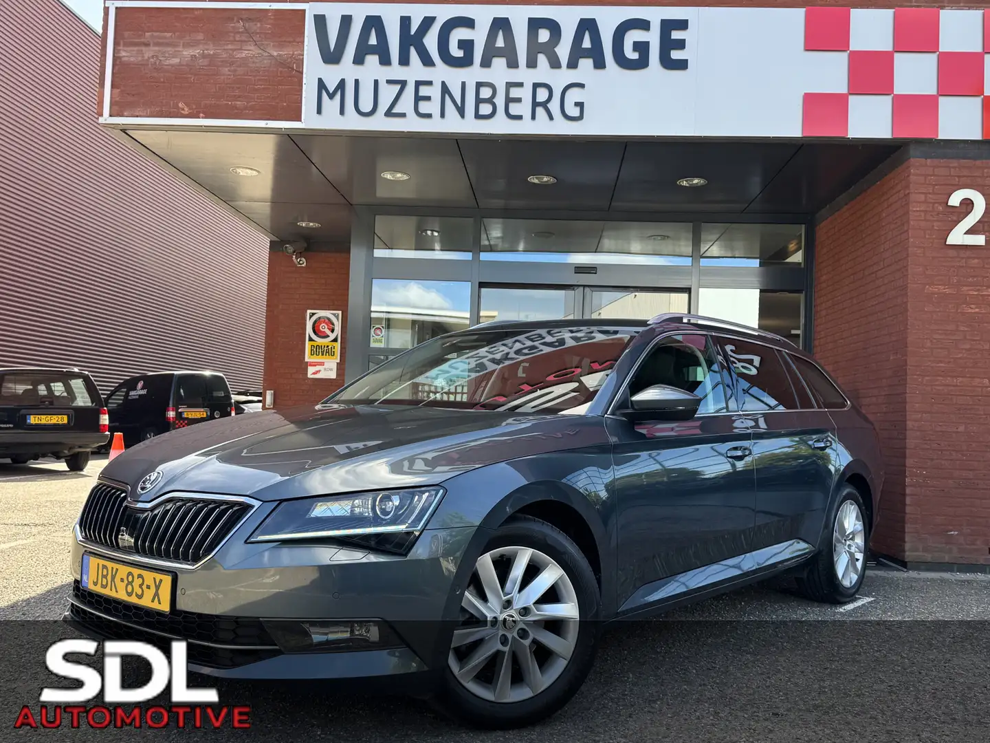 Skoda Superb Combi 1.5 TSI ACT Style Business // LED // KEYLESS Grijs - 1
