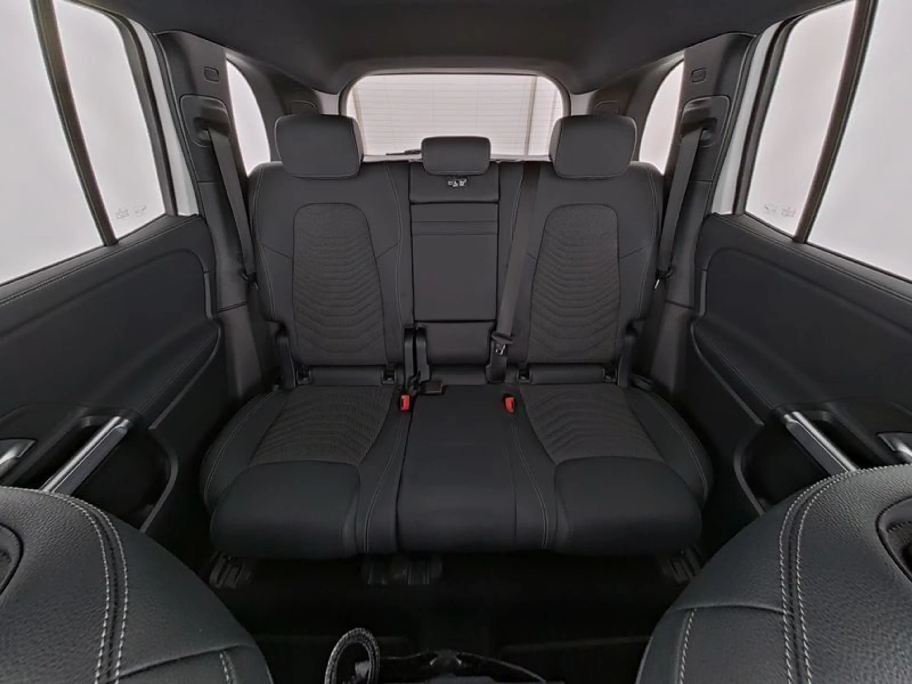 Mercedes-Benz EQB 300 4M PROG-ADVANCED PANO WDGS WINTER AMBIEN — photo 10