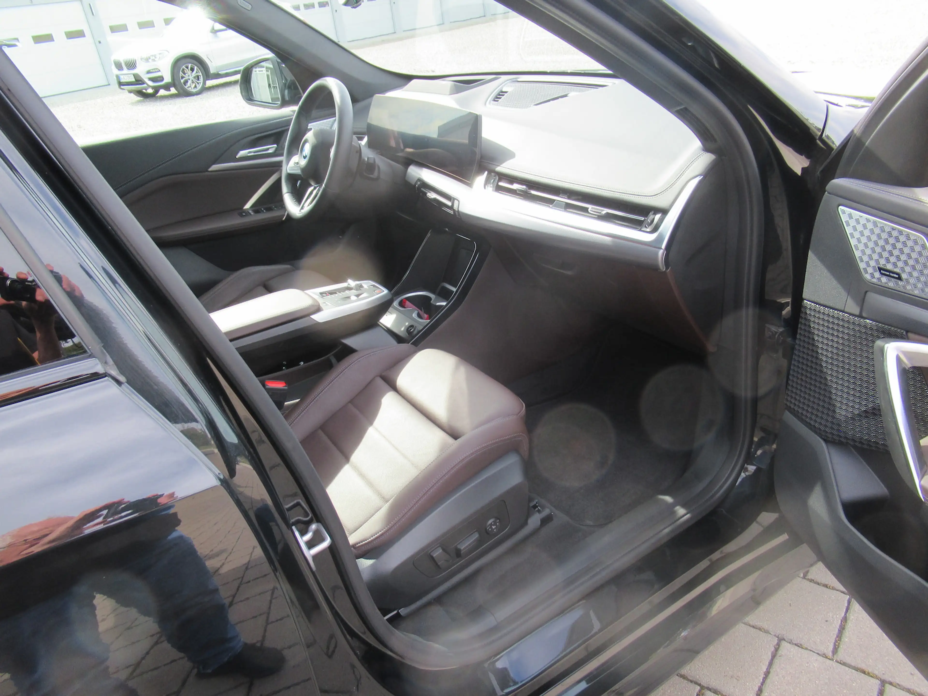 BMW iX1 30 xDrive M Sport — photo 3