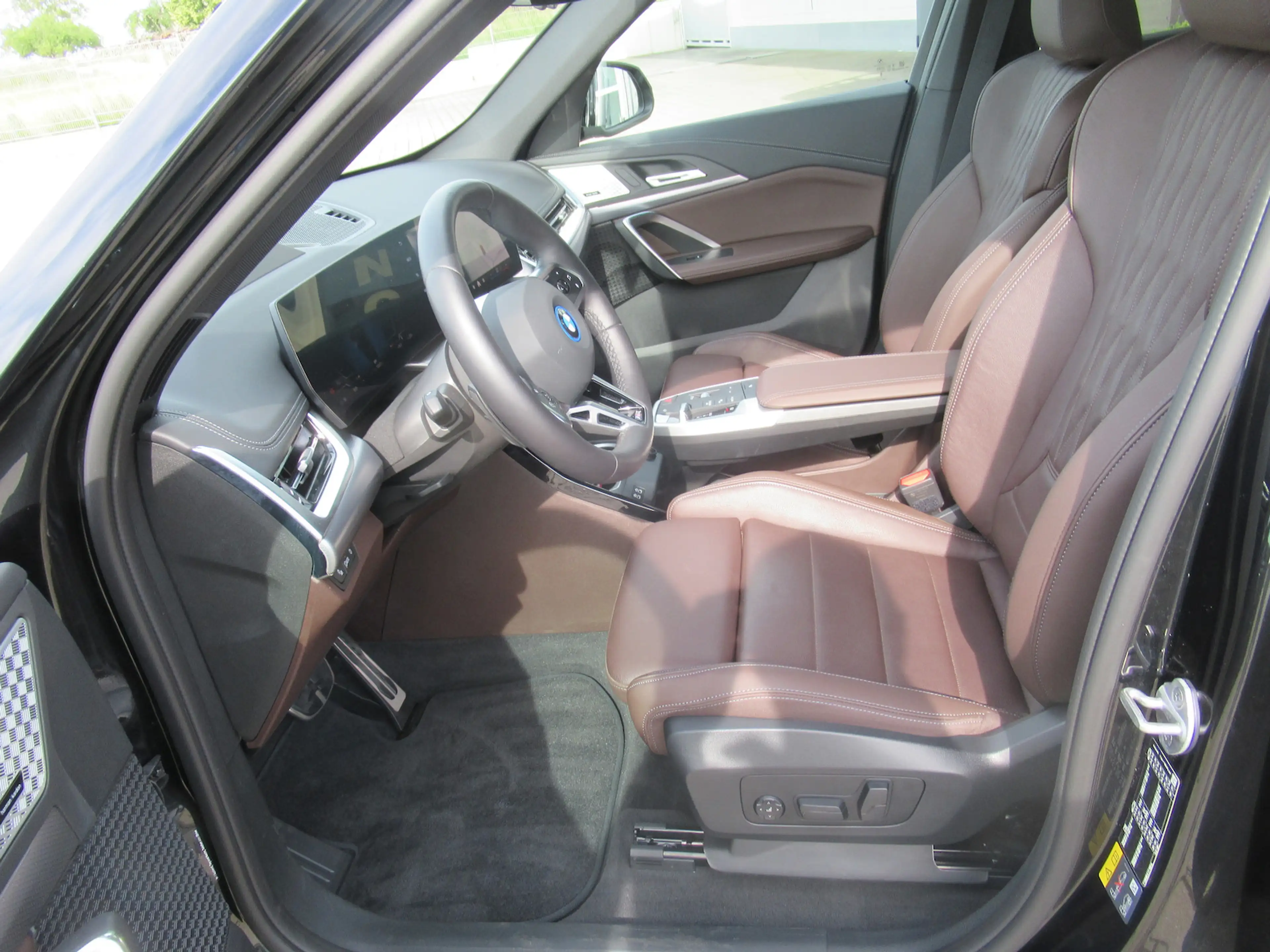 BMW iX1 30 xDrive M Sport — photo 7