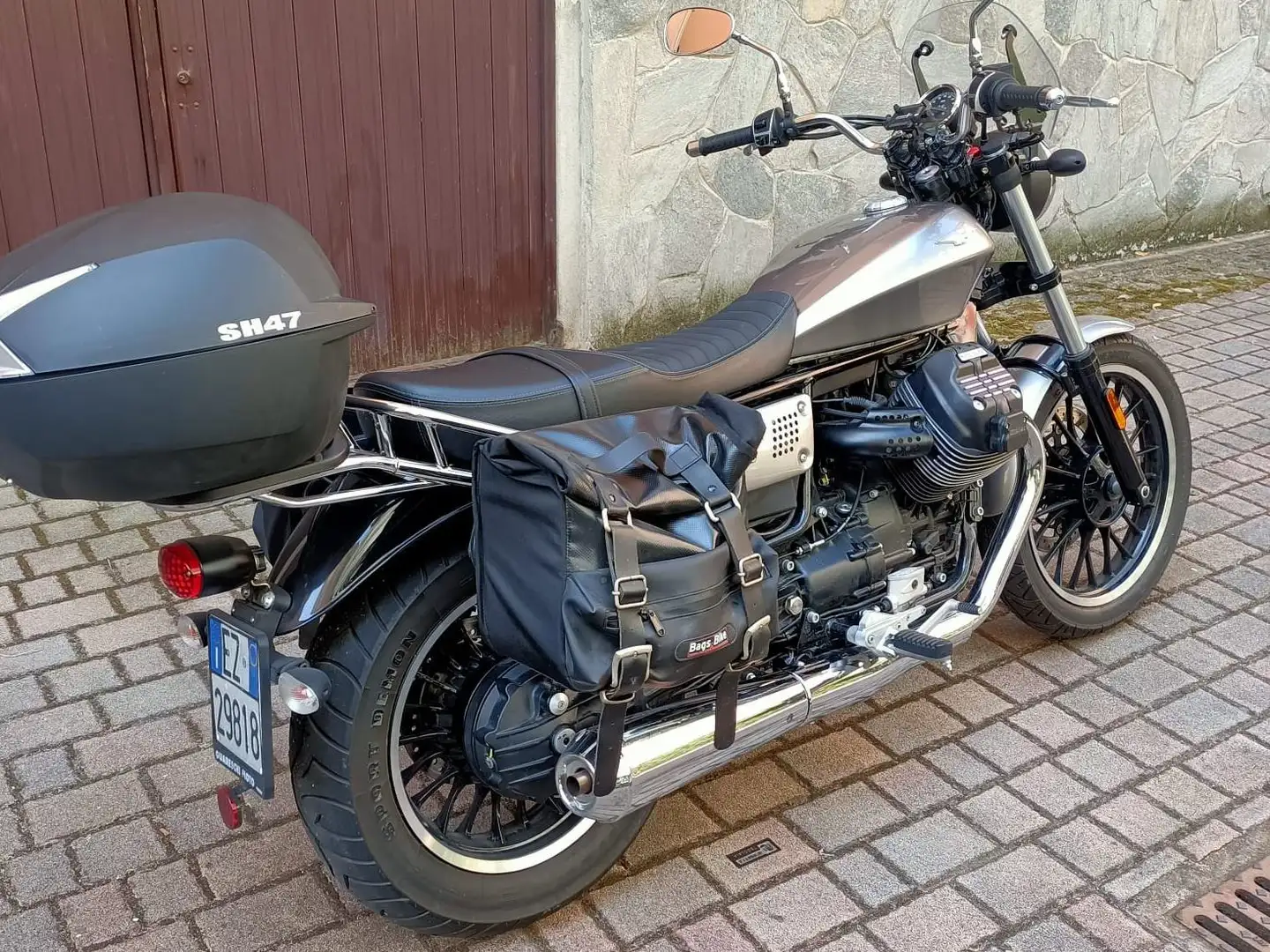 Moto Guzzi V 9 roamer Gris - 1