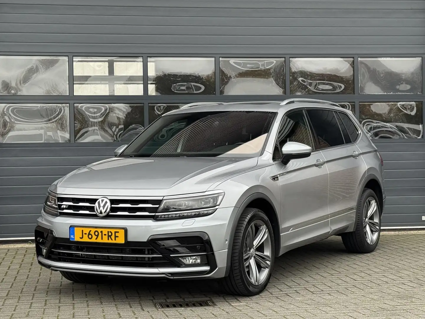Volkswagen Tiguan Allspace 1.5 TSI HIGHLINE BUSINESS R 7-PERS I LEDER PAKKET Grijs - 1