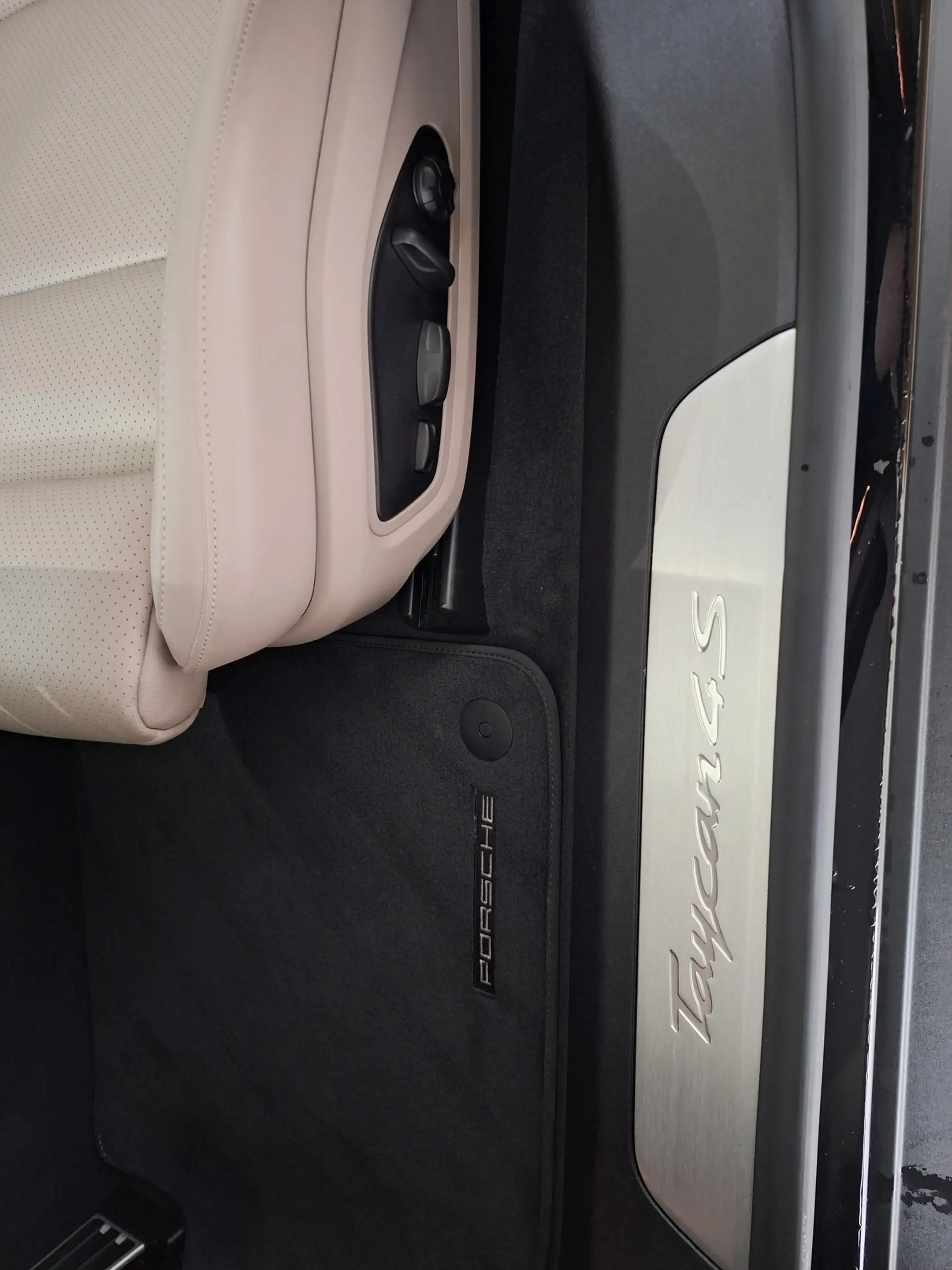 Porsche Taycan 4S Cross Turismo — photo 11