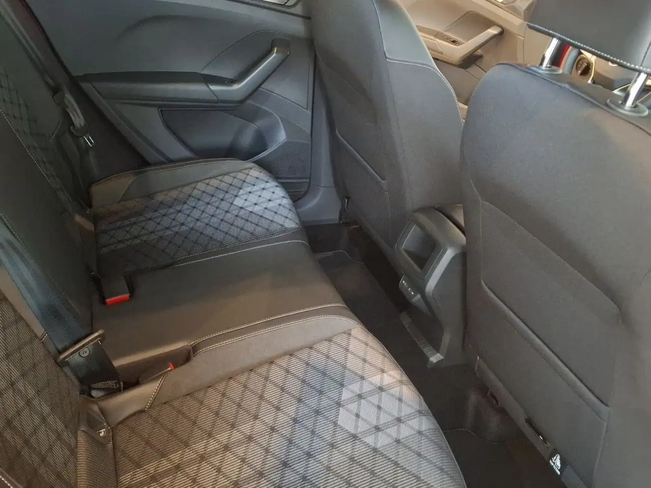 Volkswagen T-Cross R-Line 1.0 TSI LED Matrix AHK abnehmbar 9