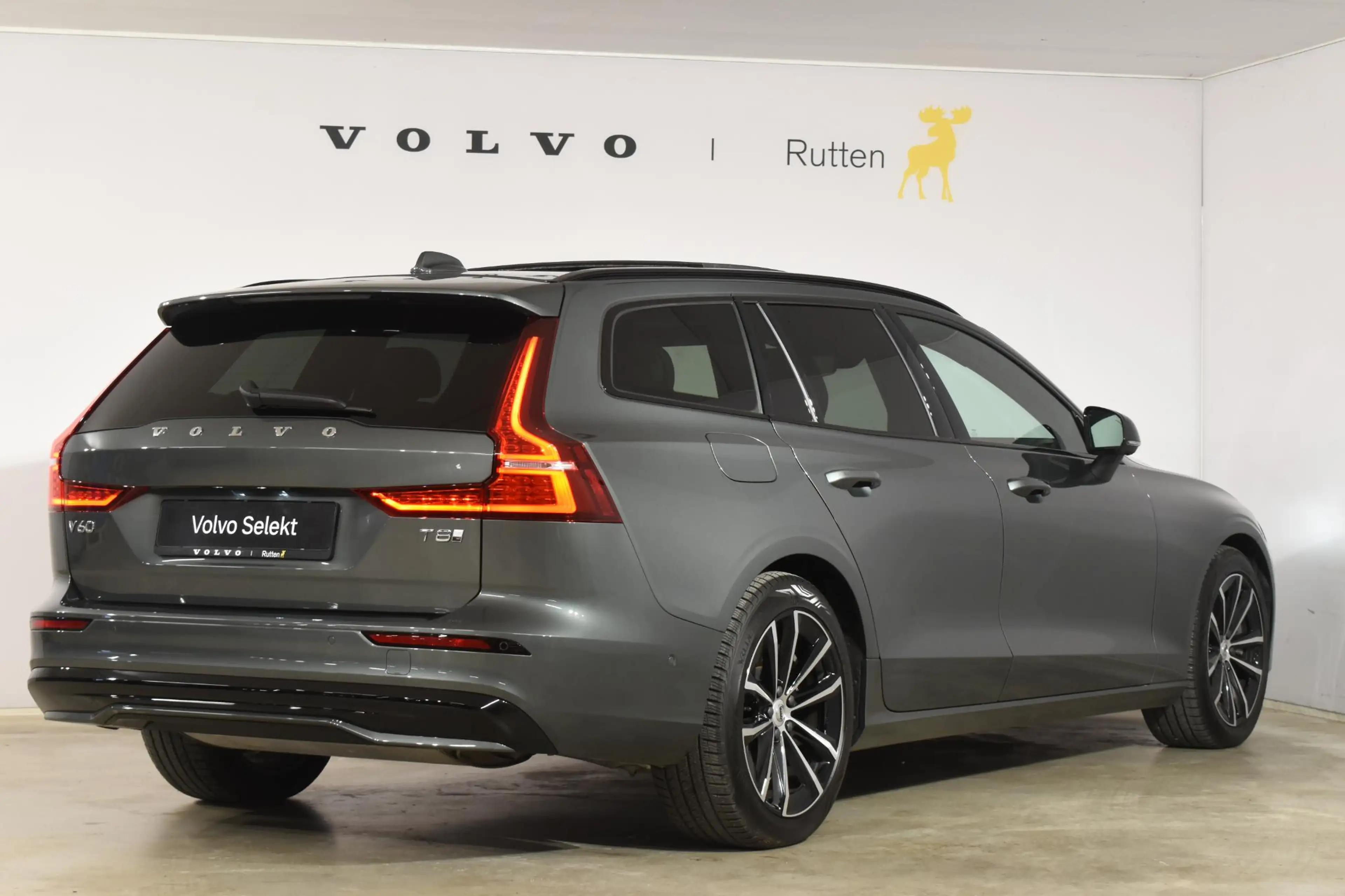 Volvo V60 T8 455PK Plug-in hybrid AWD Plus Dark / Adaptive C — photo 5