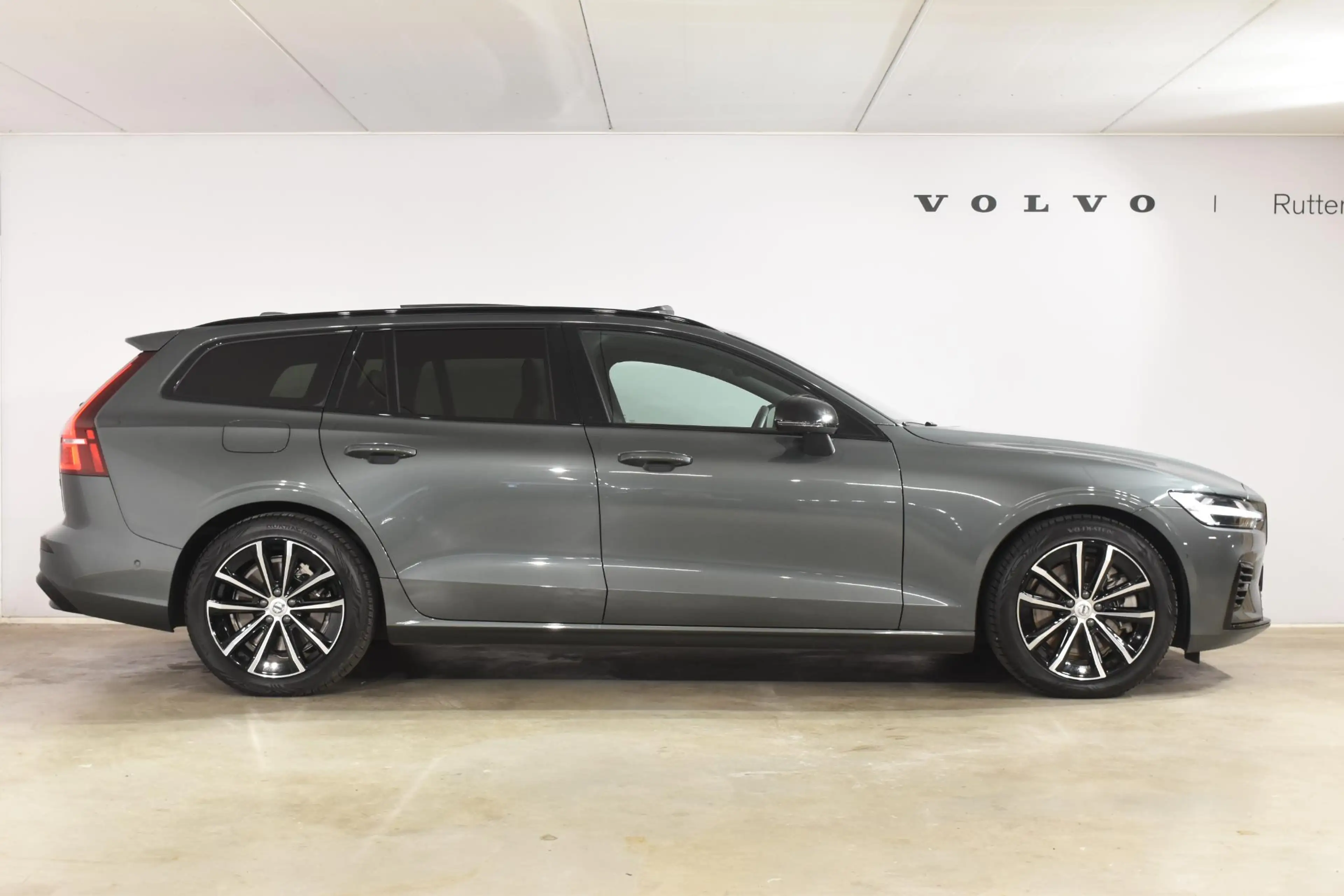 Volvo V60 T8 455PK Plug-in hybrid AWD Plus Dark / Adaptive C — photo 9