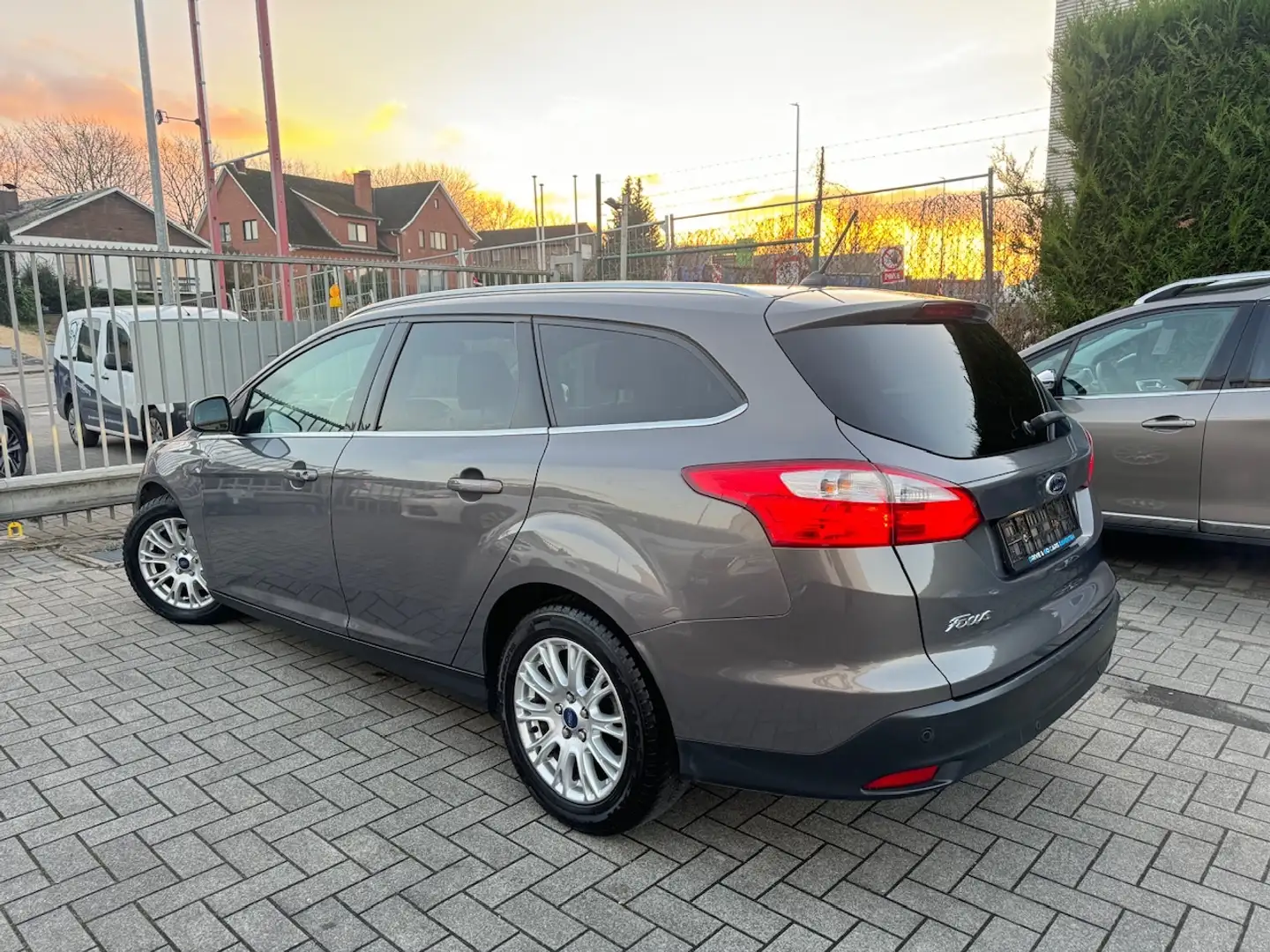 Ford Focus Turnier 1.6 Titanium ** 1 JAAR GARANTIE ** !! Gris - 2