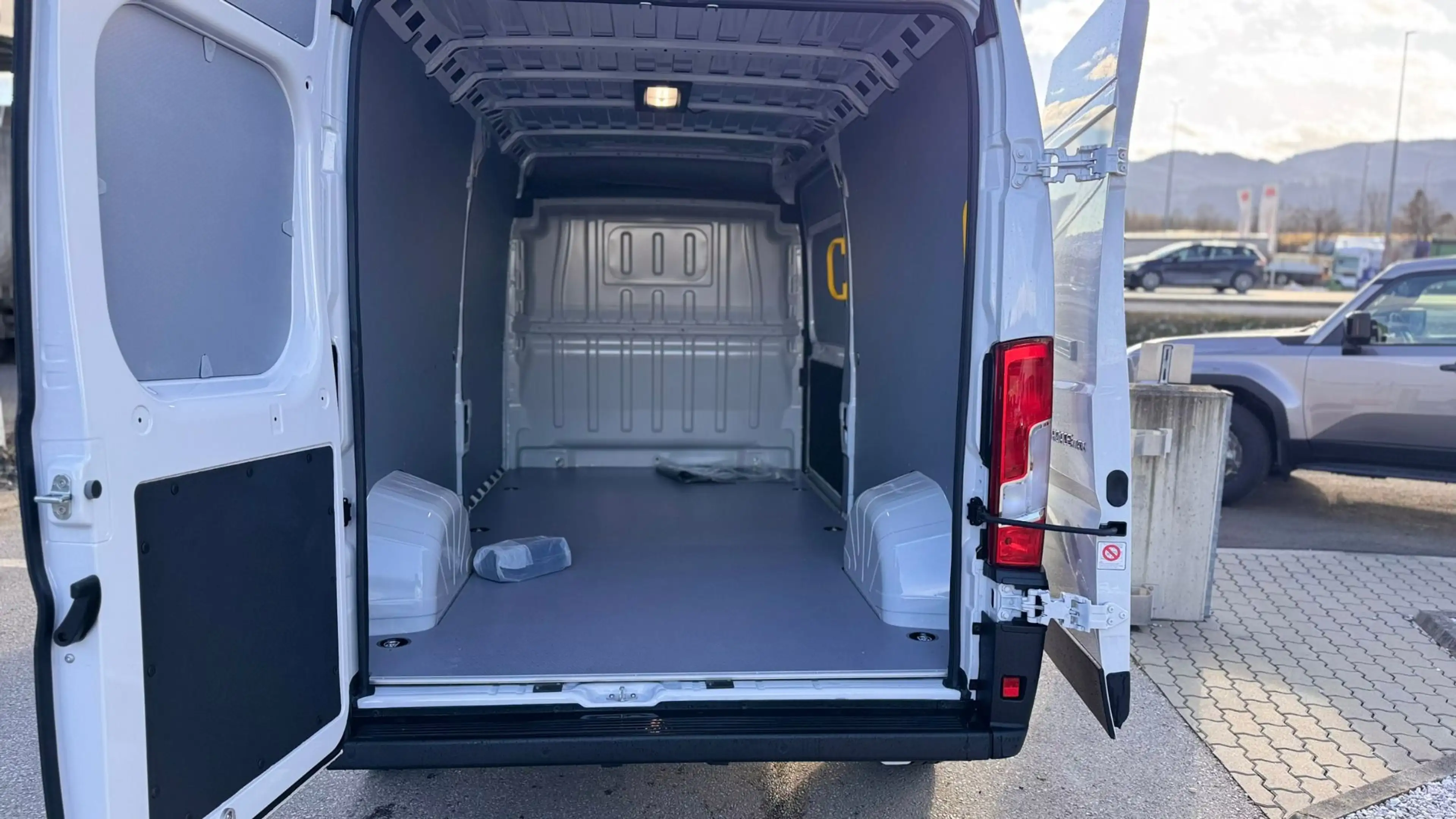 Toyota Proace Max ProAce Max 35+ L3H2 2,2 ID 140 HD Prowork Aktion — photo 11