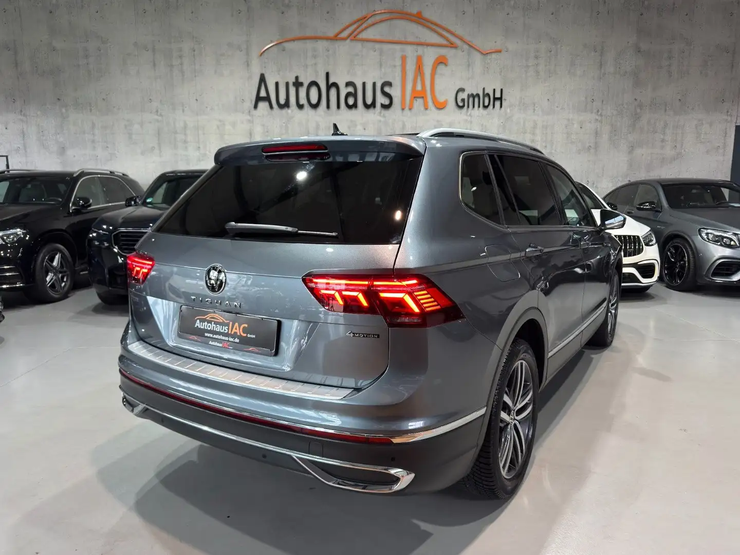 Volkswagen Tiguan Allspace /7.SITZER/4Motion/PANO/LED/AHK Grau - 2