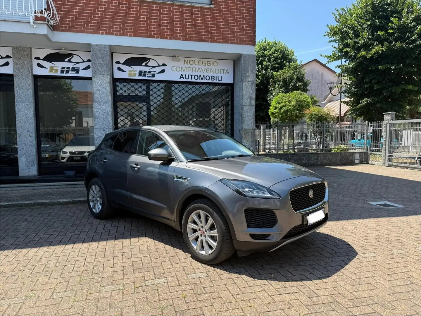 Jaguar E-Pace JAGUAR  E-PACE 2.0d i4 awd 150cv AUTOMATICA Grigio - 2